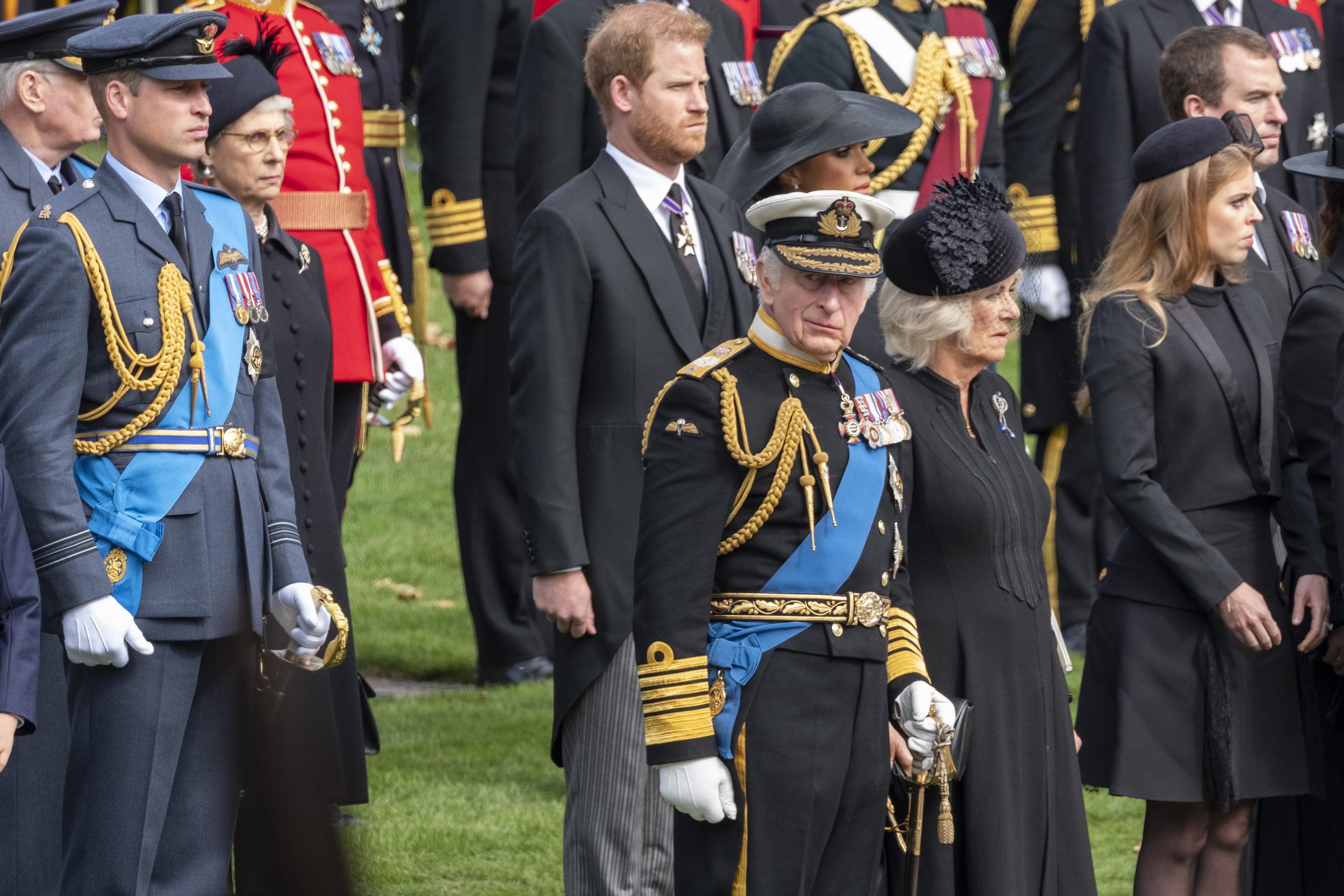 Prinz Harry, König Charles, Königin Camila und andere Mitglieder der königlichen Familie sehen zu, wie der Sarg der verstorbenen Königin Elisabeth II. im Leichenwagen vom Wellington Arch in London, England am 19. September 2022 abfährt | Quelle: Getty Images