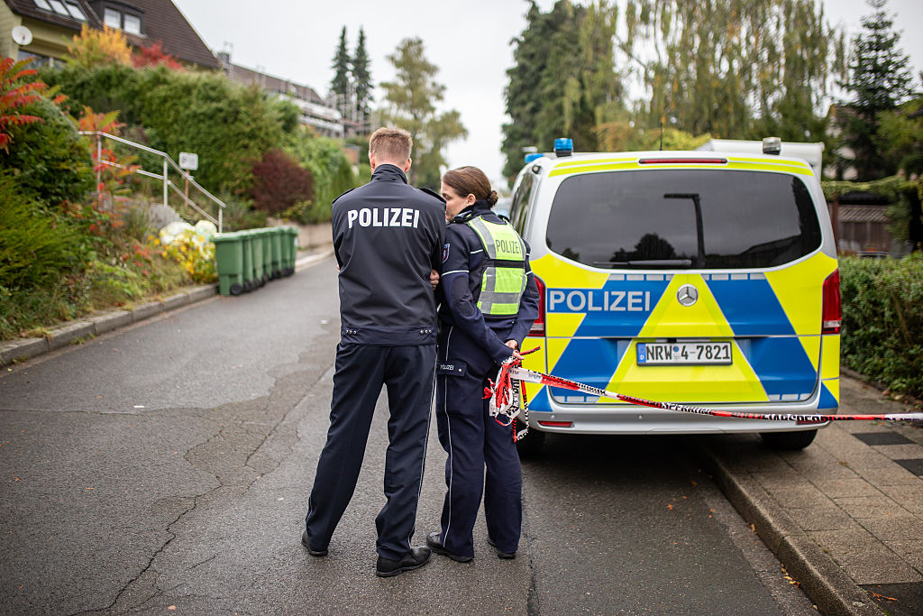 HERDECKE, DEUTSCHLAND - 07. OKTOBER: Die Polizei steht in der Nähe des Wohnhauses der designierten Bürgermeisterin von Herdecke, Iris Stalzer, nachdem sie am 07. Oktober 2025 in Herdecke, Deutschland, von Unbekannten erstochen wurde | Quelle: Getty Images
