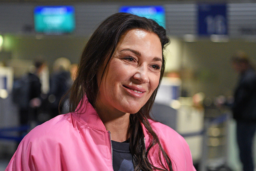 Simone Ballack reist am 15. Januar 2026 vom Frankfurter Flughafen nach Australien ab, um an der Reality-TV-Show „Ich bin ein Star – Holt mich hier raus!“ teilzunehmen. | Quelle: Getty Images