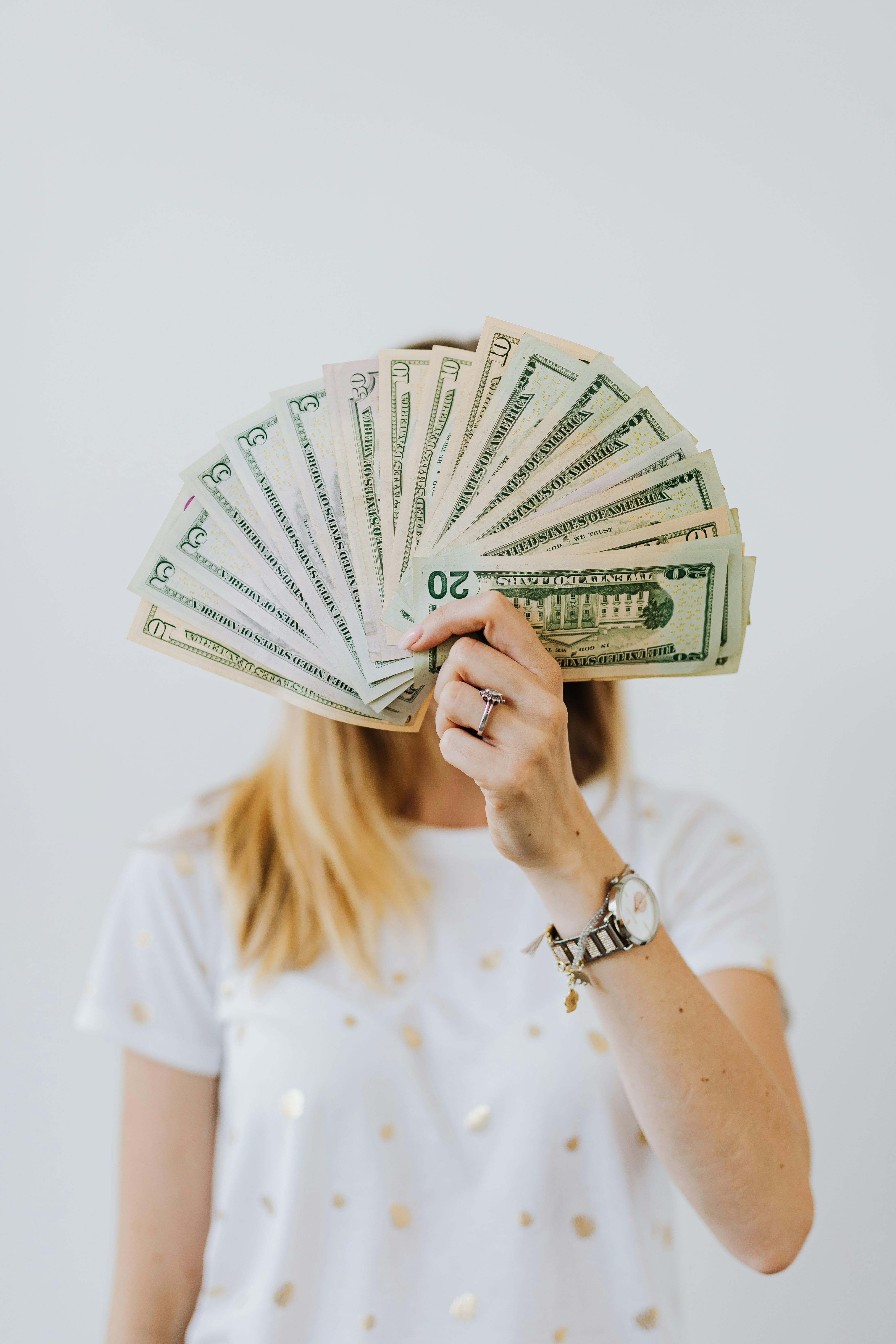 Eine Frau hält etwas Geld in der Hand | Quelle: Pexels