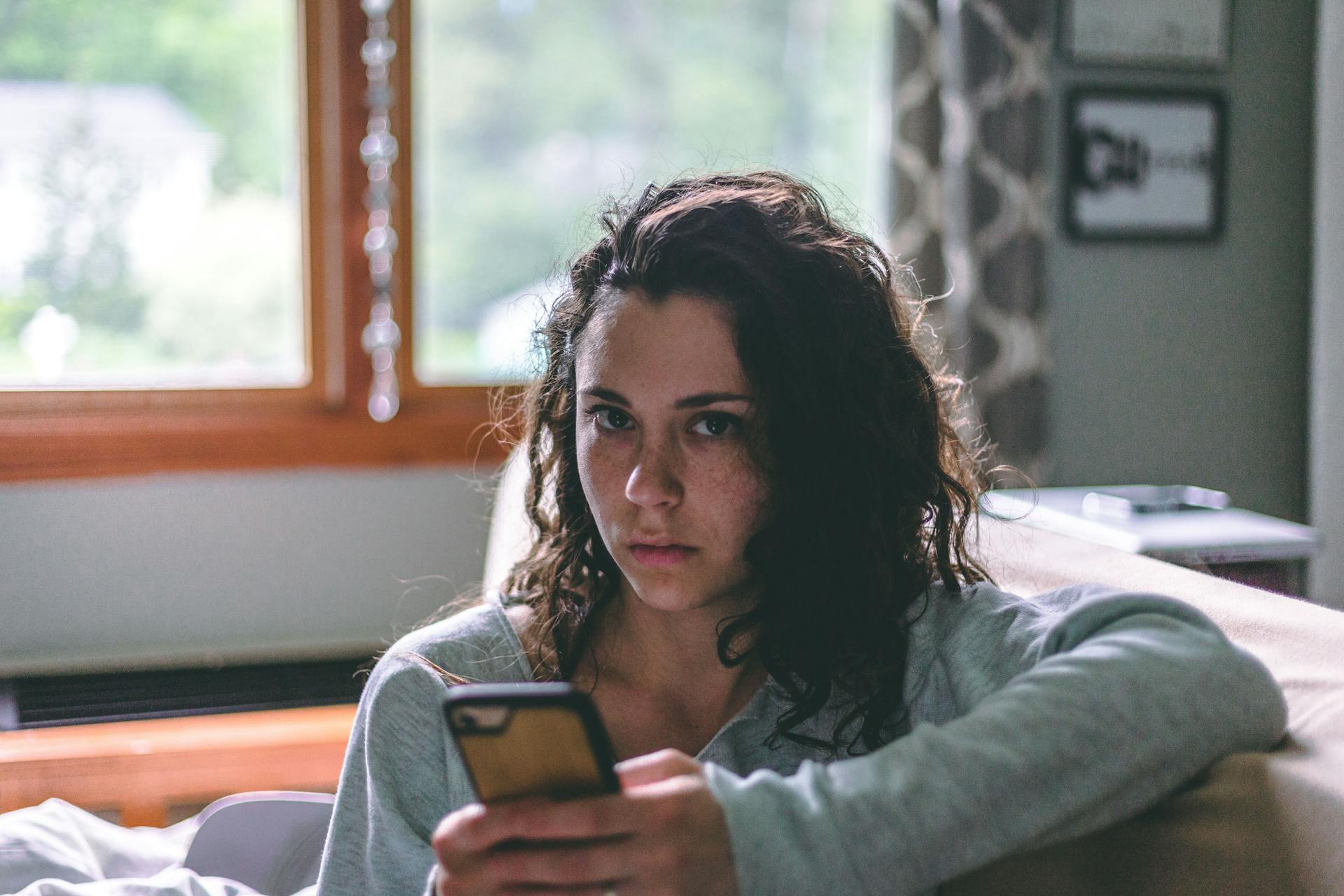 Eine Frau hält ein Handy in der Hand | Quelle: Pexels