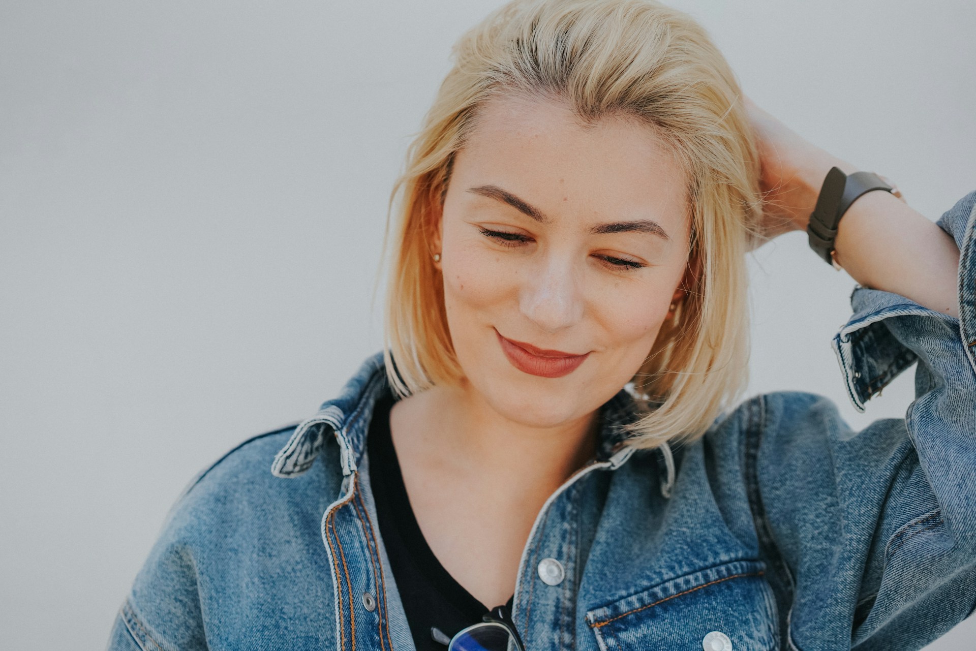 Eine nachdenkliche Frau | Quelle: Unsplash