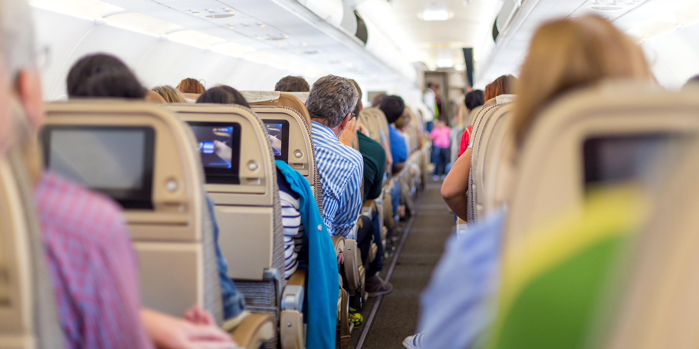 Menschen, die auf einem Flug sitzen | Quelle: Shutterstock