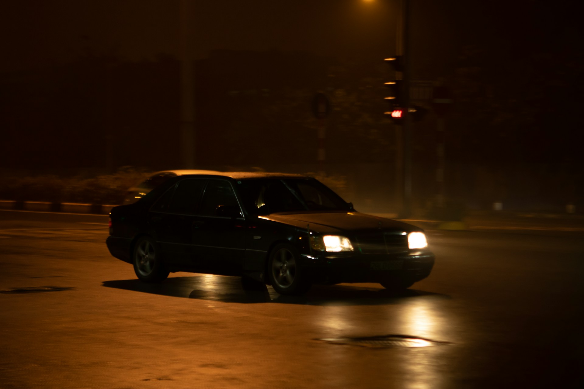 Ein Auto auf der Straße bei Nacht | Quelle: Unsplash