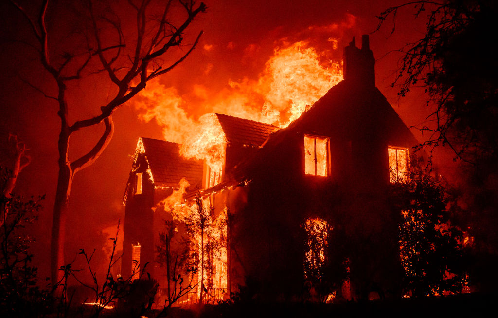 Ein Haus brennt während des Eaton-Feuers im Gebiet Altadena im Los Angeles County, Kalifornien, am 8. Januar 2025. | Quelle: Getty Images