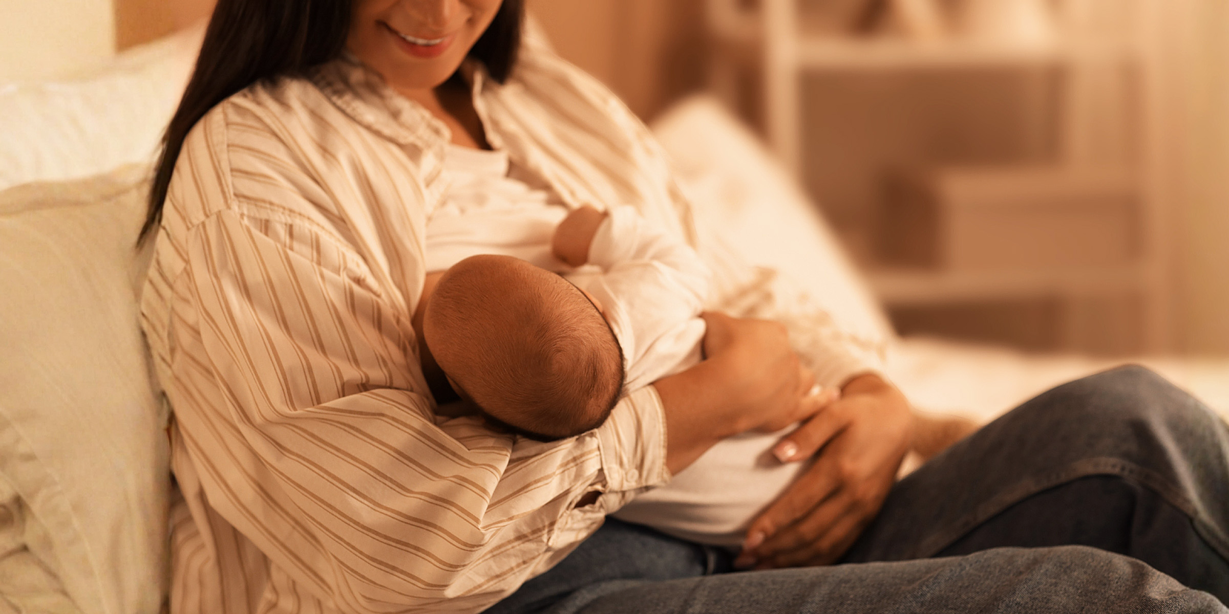 Eine Frau, die ein Baby stillt | Quelle: Shutterstock