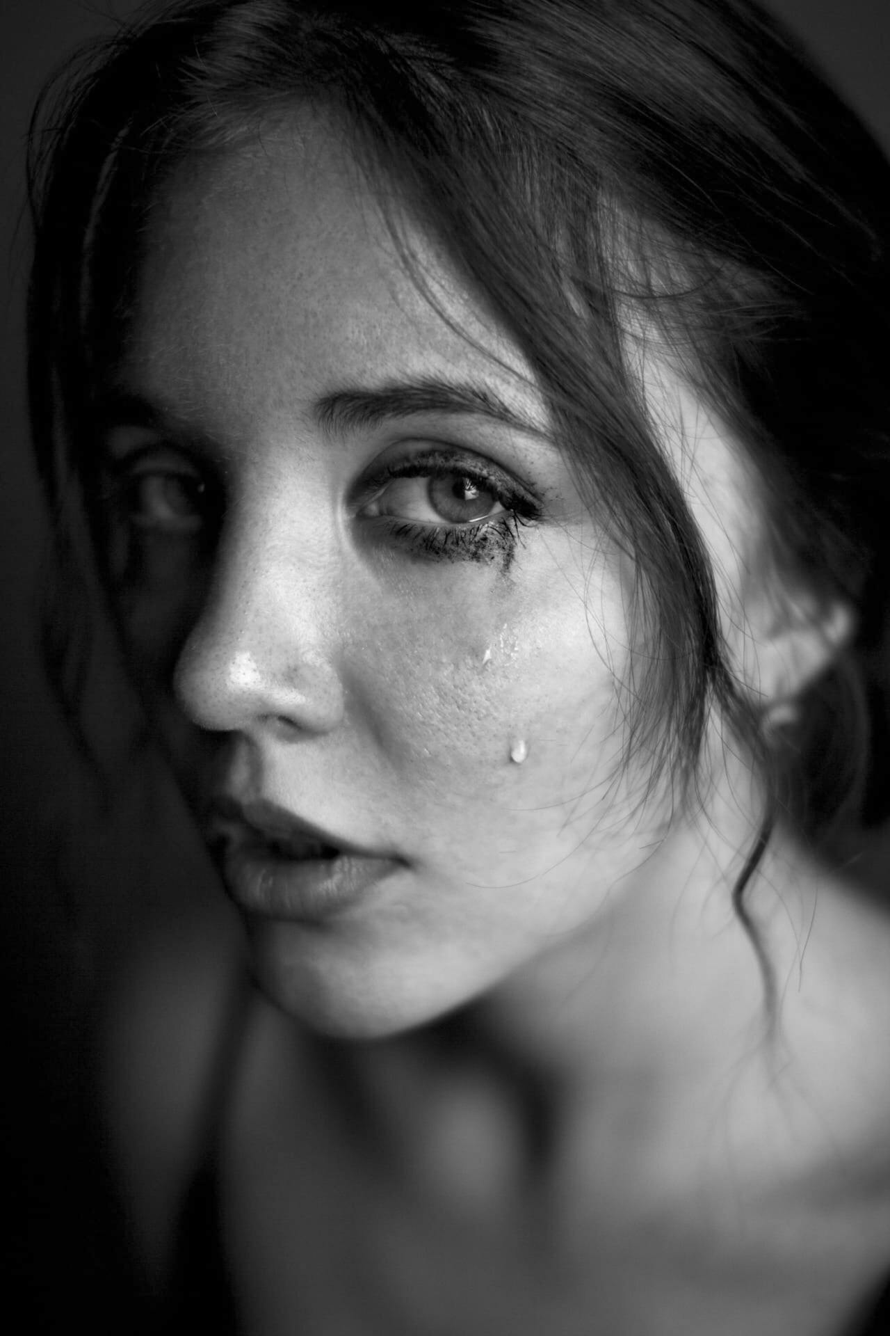 Graustufenaufnahme einer tränenüberströmten Frau | Quelle: Pexels