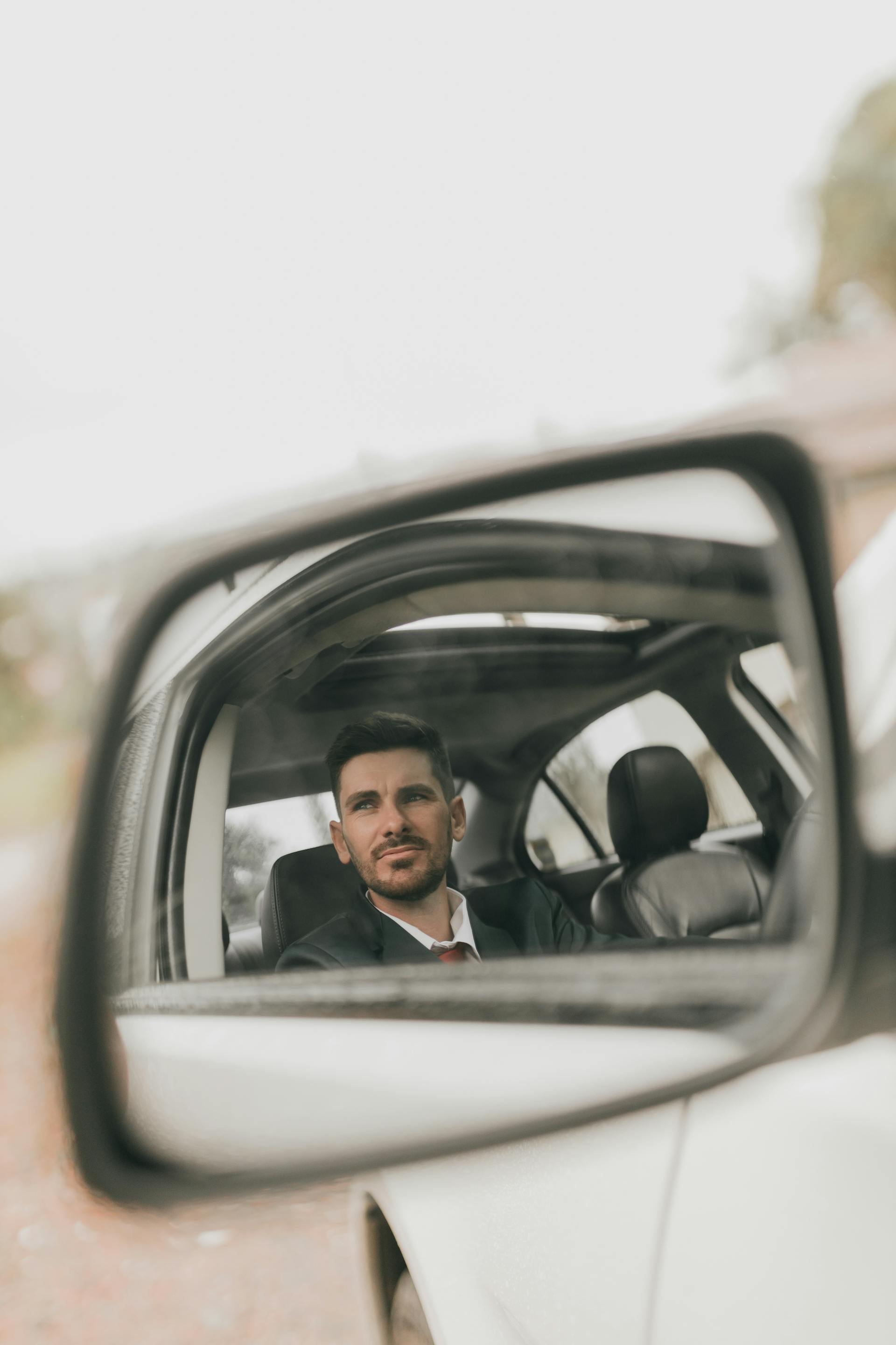 Ein in Gedanken versunkener Mann | Quelle: Pexels