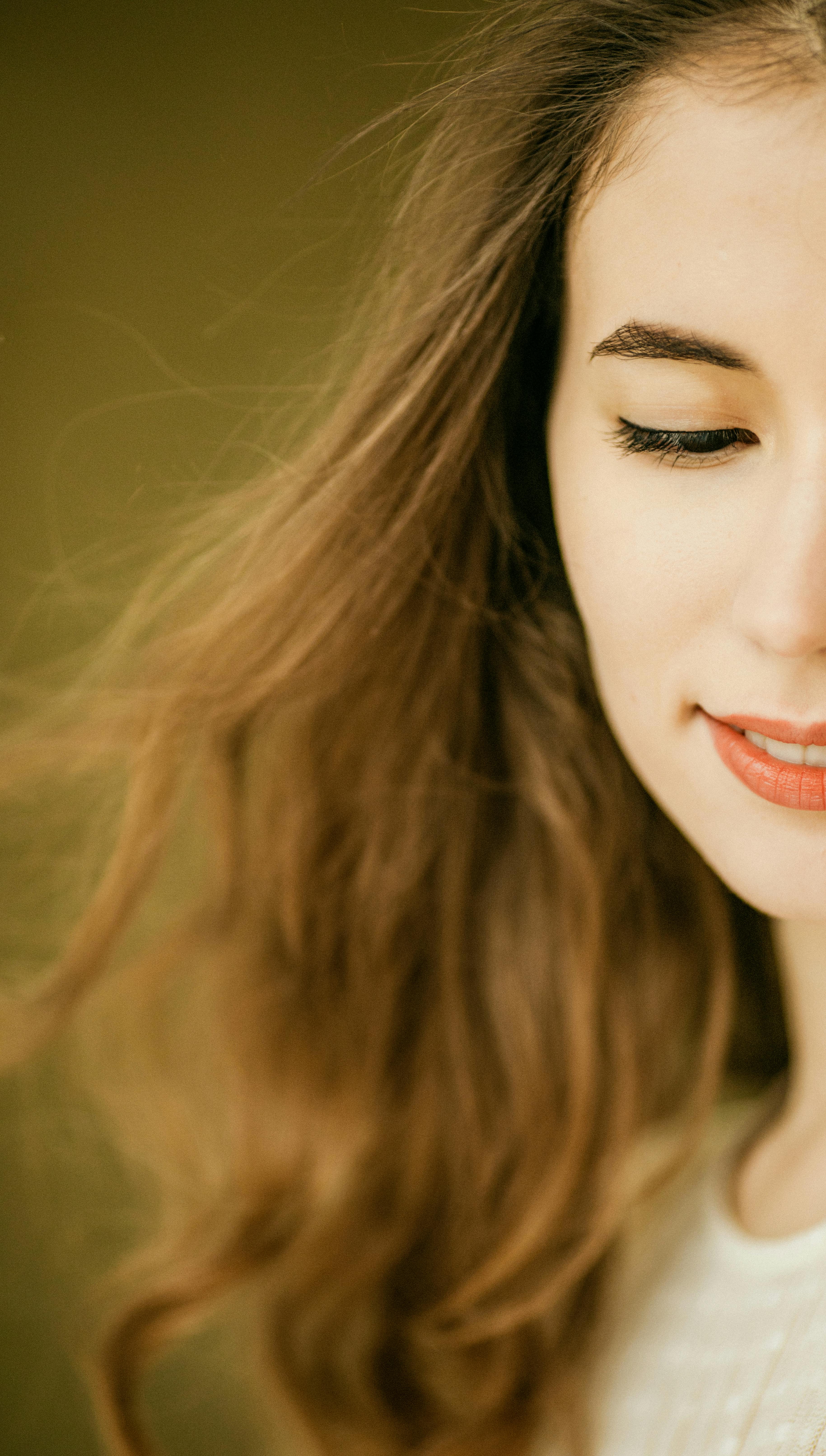 Eine Teilansicht einer Frau, die nach unten schaut | Quelle: Pexels