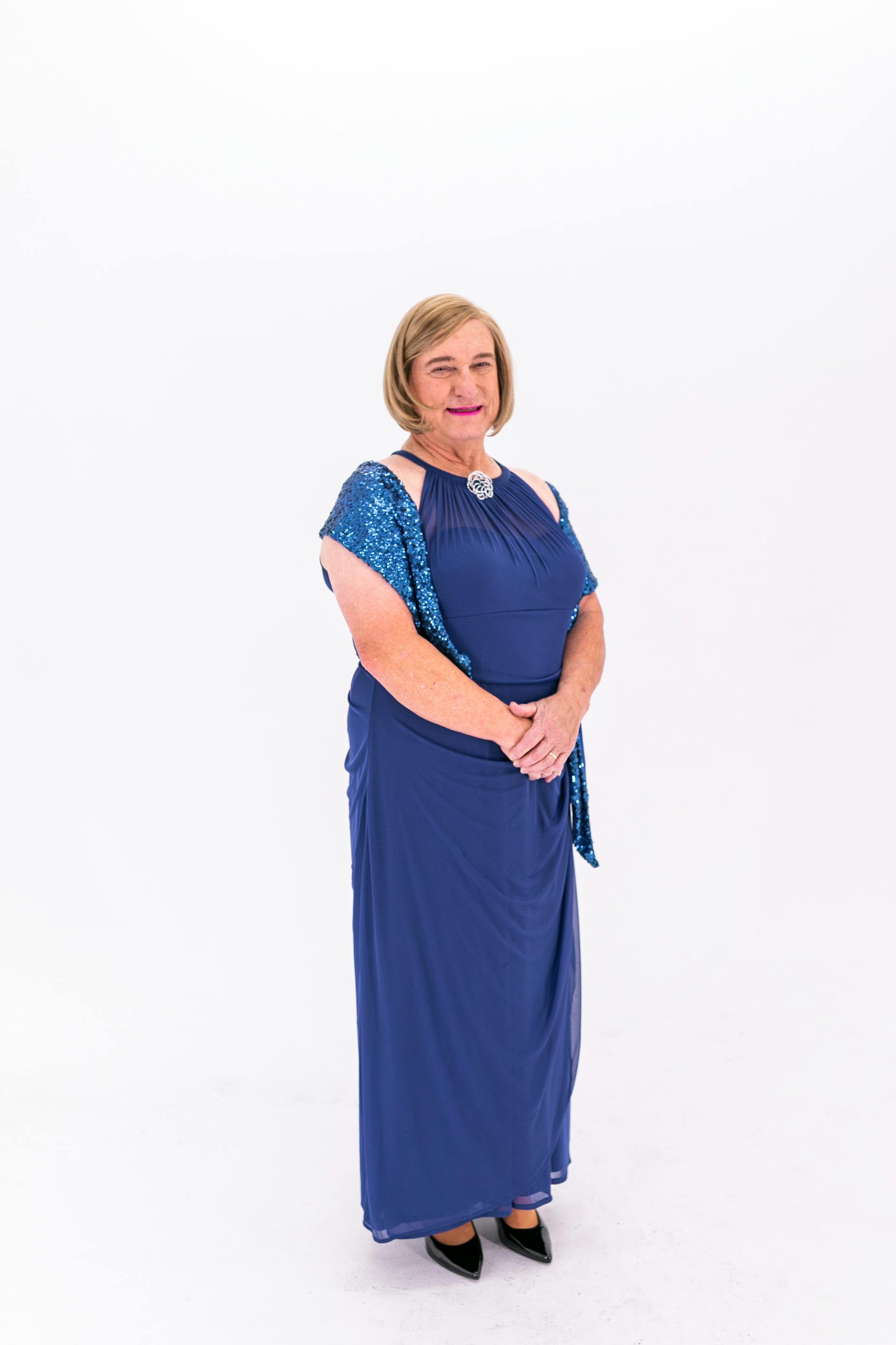 Eine Frau trägt ein blaues Kleid | Quelle: Pexels