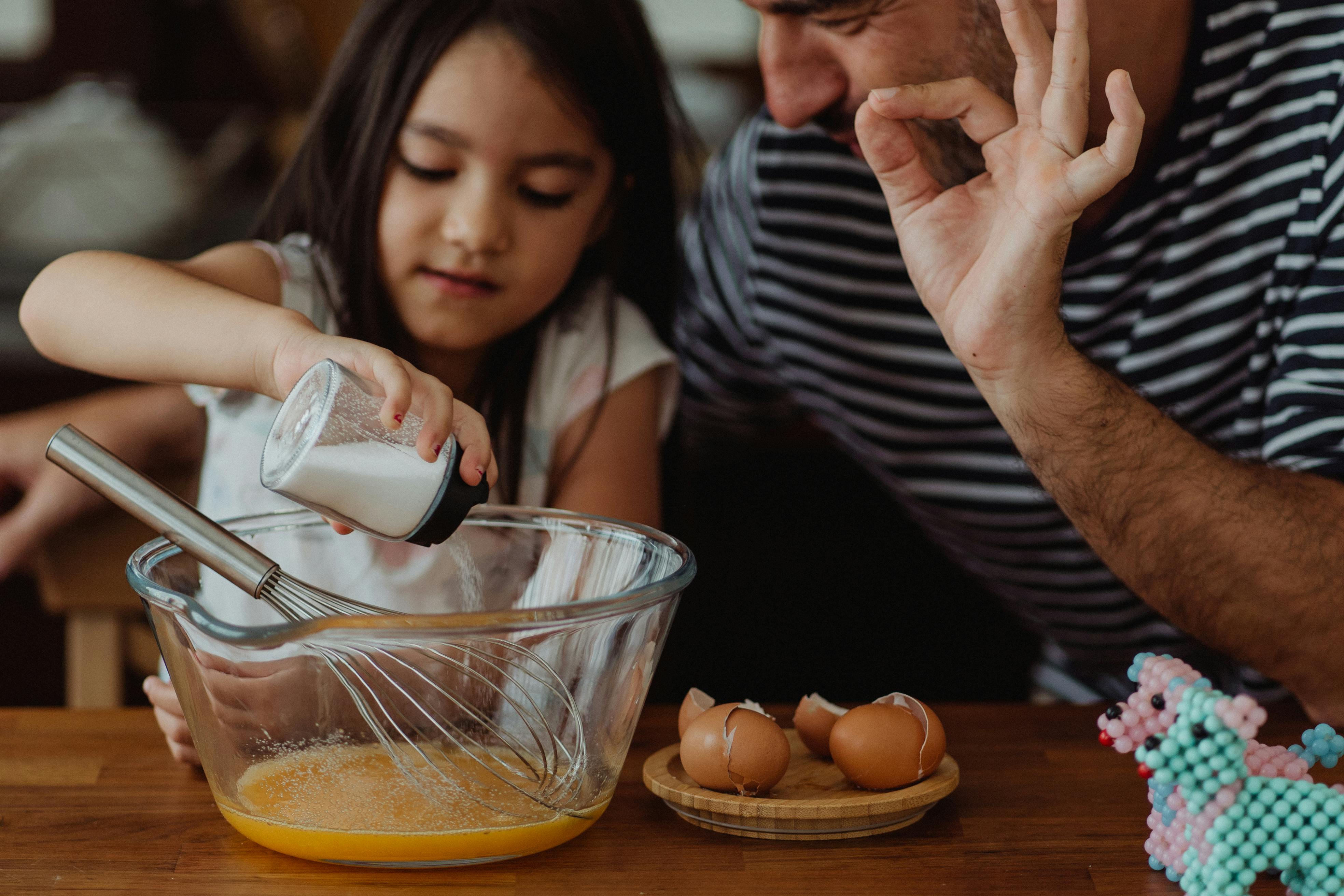 Ein Vater und seine Tochter kochen zusammen | Quelle: Pexels