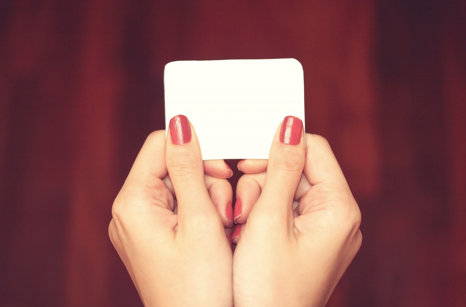 Nahaufnahme einer Frau, die ein Stück einfaches weißes Papier hält | Quelle: Freepik