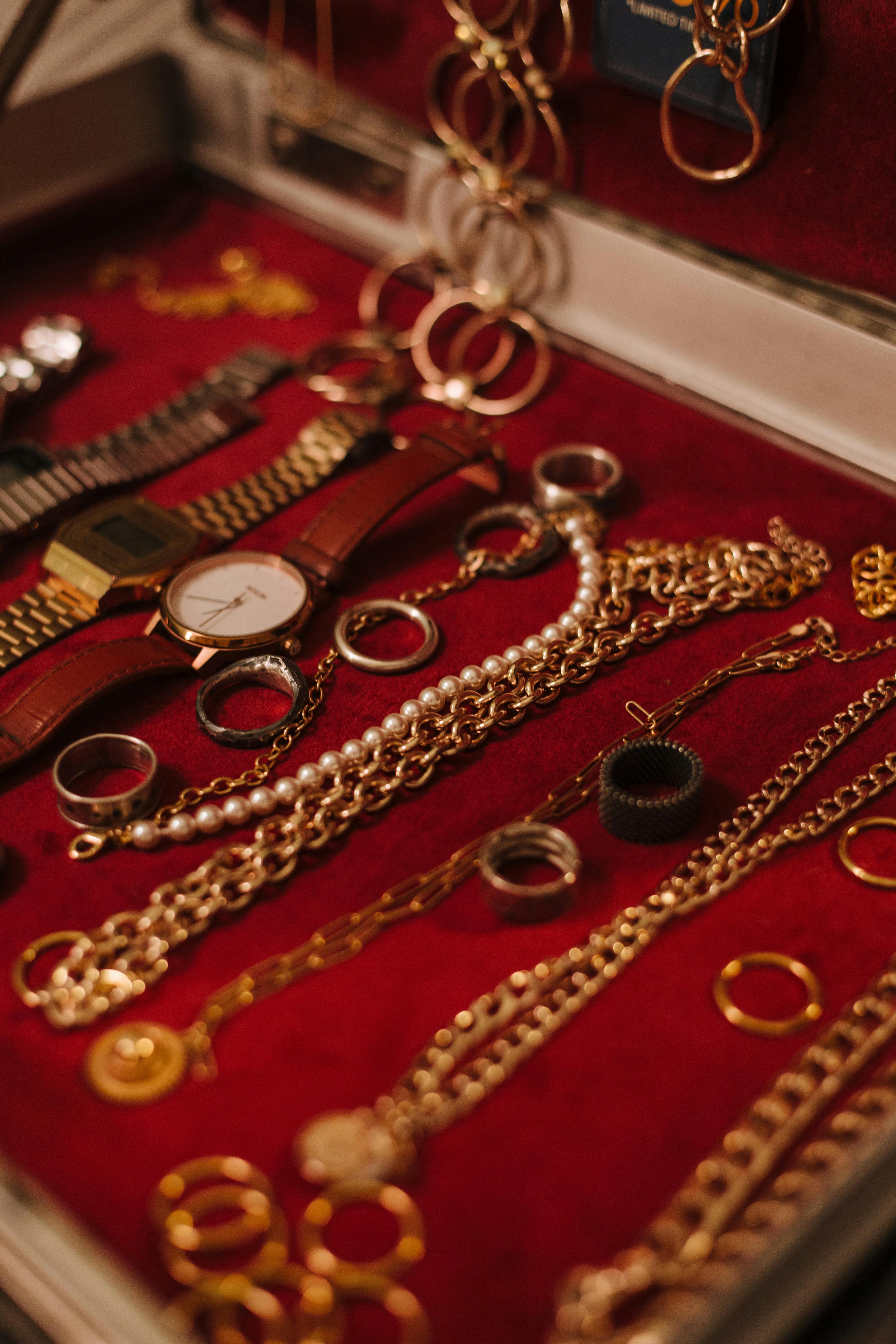 Schmuck in einer Schachtel | Quelle: Pexels