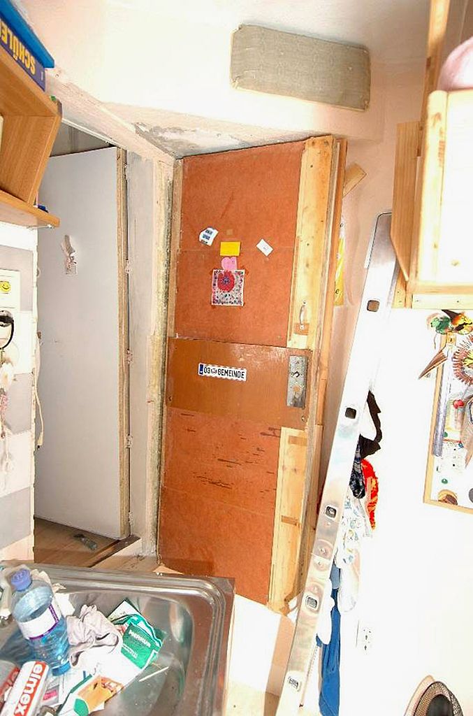 Auf diesem undatierten Polizeifoto führt eine Tür von der Garage in einen versteckten Raum im Haus und Versteck der entführten Natascha Kampusch in einem Wiener Vorort, Österreich | Quelle: Getty Images