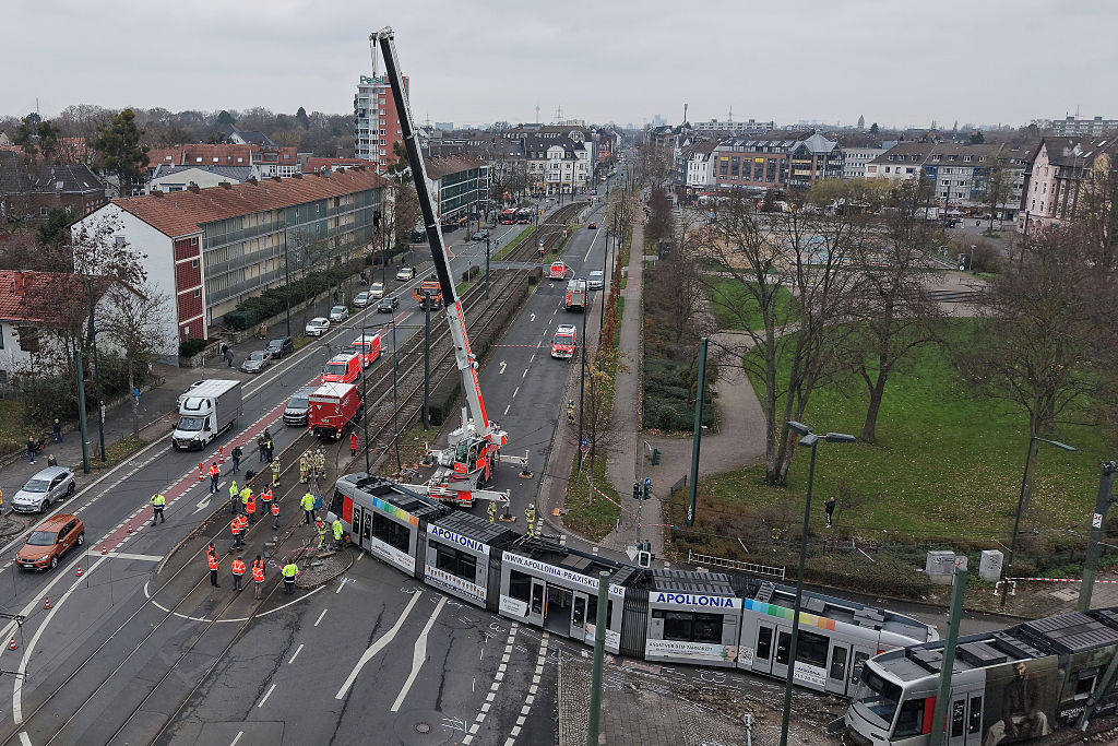 Ein Kran arbeitet an der entgleisten Straßenbahn | Quelle: Getty Images