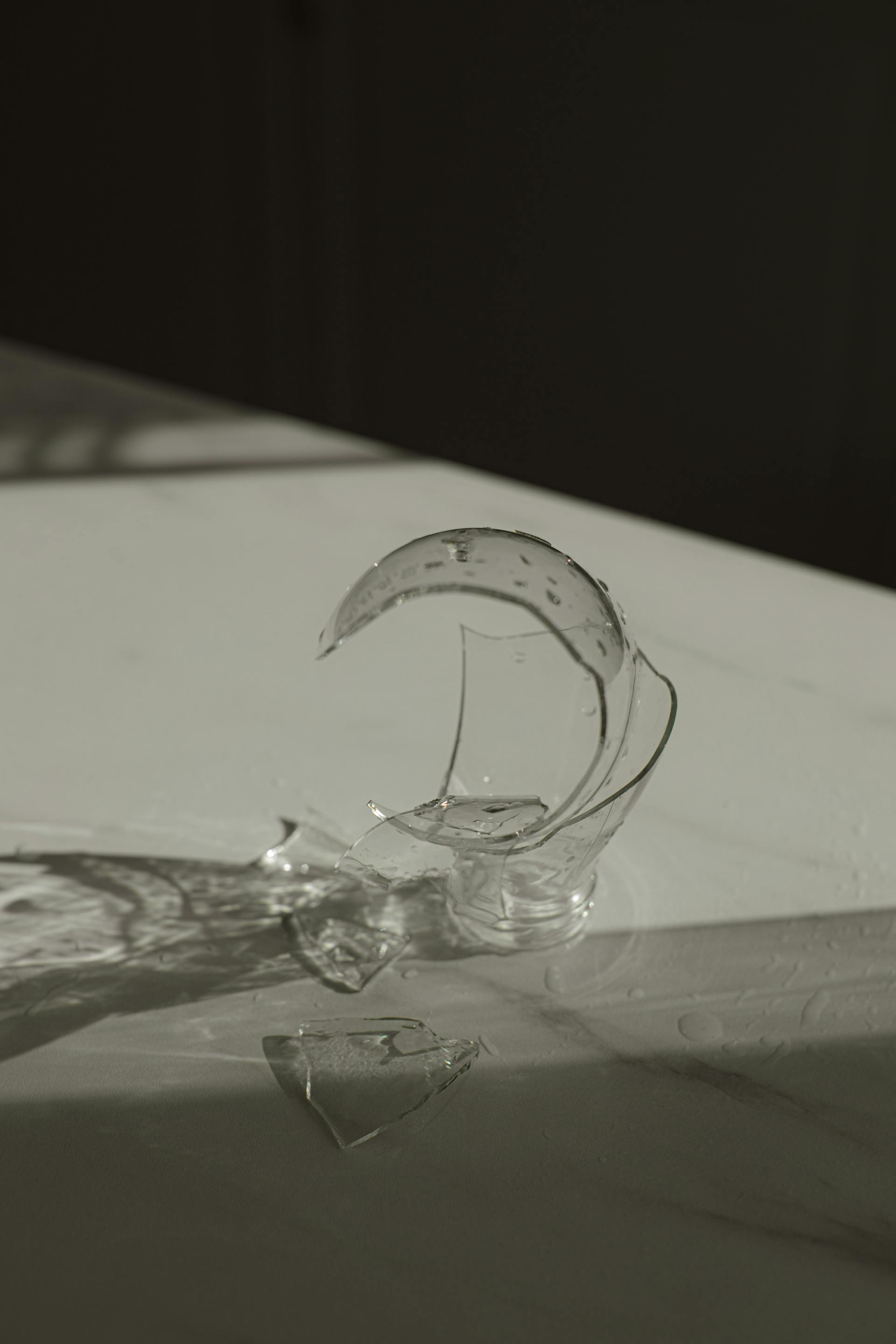 Ein zerbrochenes Glas | Quelle: Pexels
