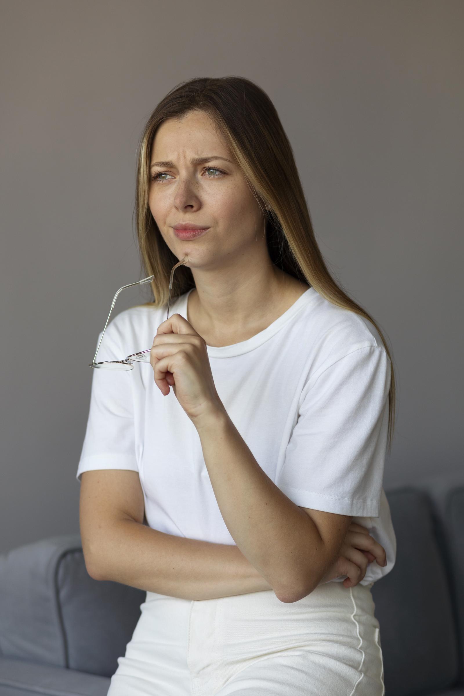Eine besorgte Frau | Quelle: Freepik