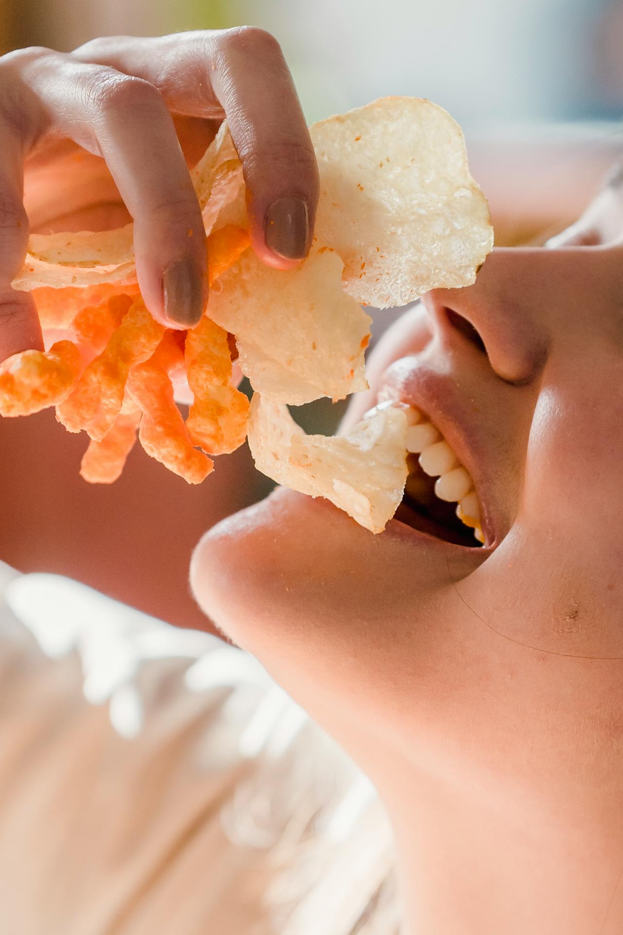 Eine Frau isst knusprige Snacks | Quelle: Pexels