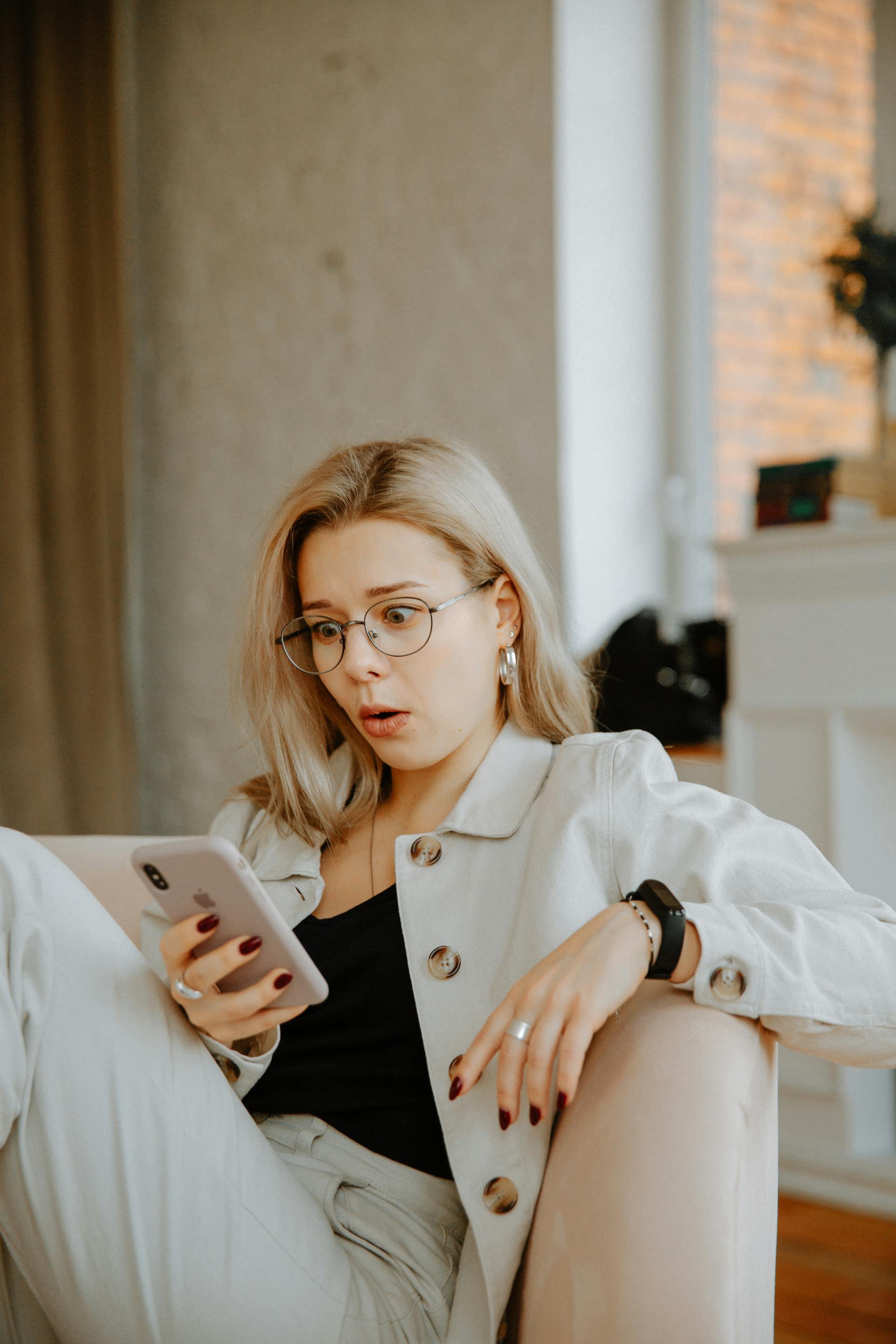 Eine Frau, die geschockt auf ihr Telefon starrt | Quelle: Pexels