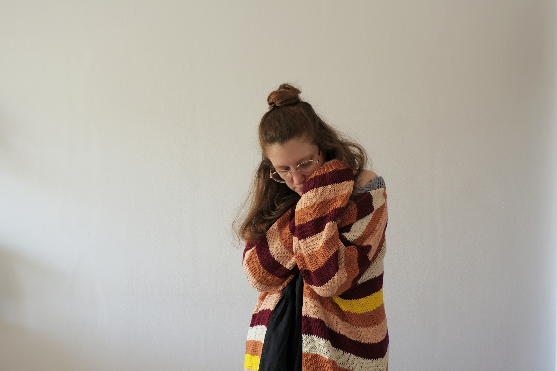 Eine traurige Frau, die sich umarmt | Quelle: Unsplash