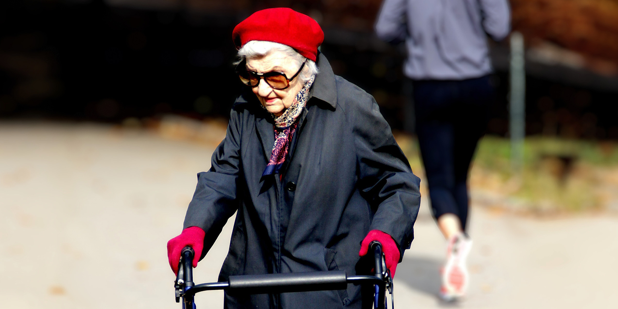 Eine alte Frau mit einer Gehhilfe | Quelle: Flickr