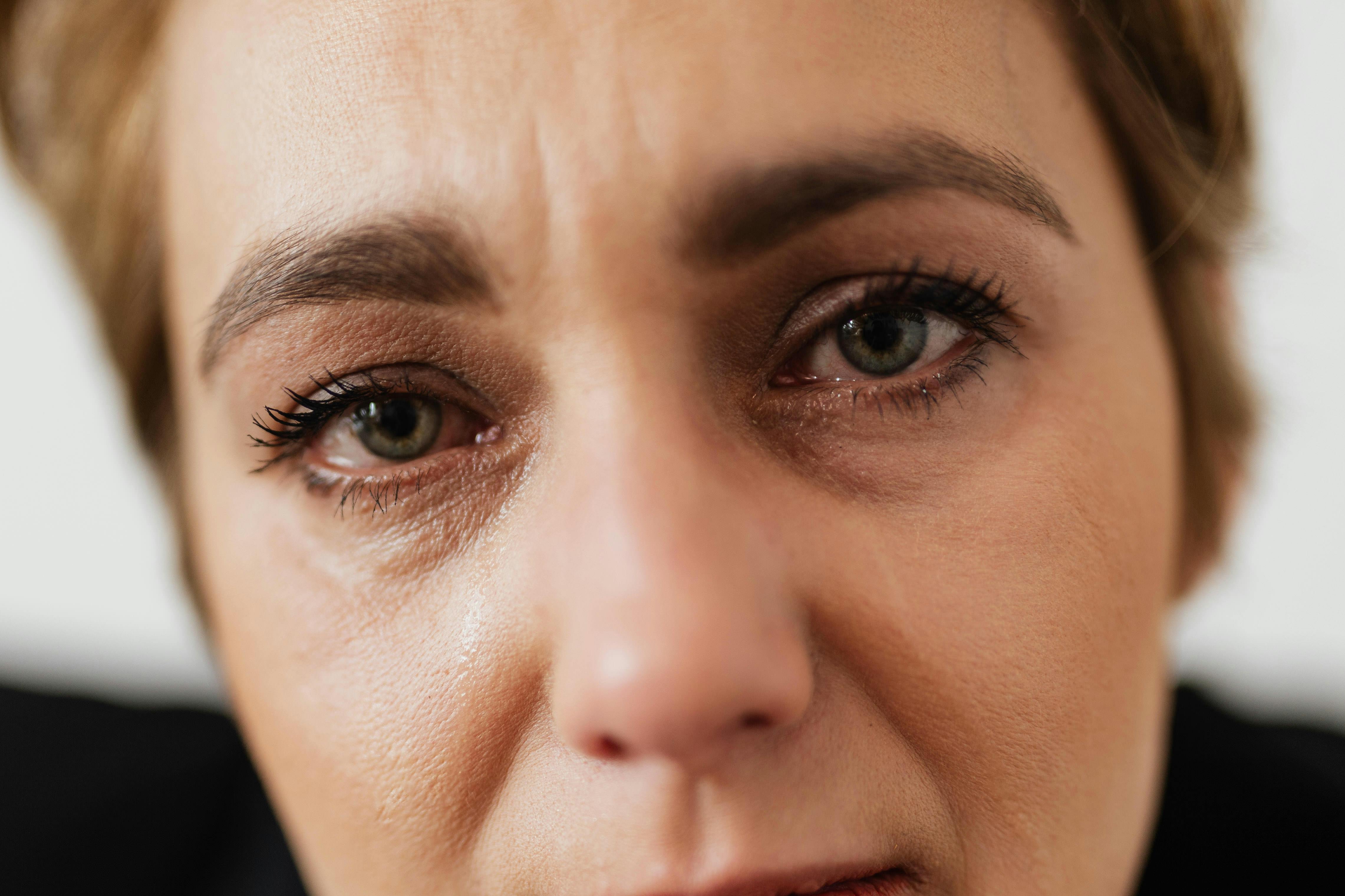 Eine Nahaufnahme der tränenden Augen einer Frau | Quelle: Pexels