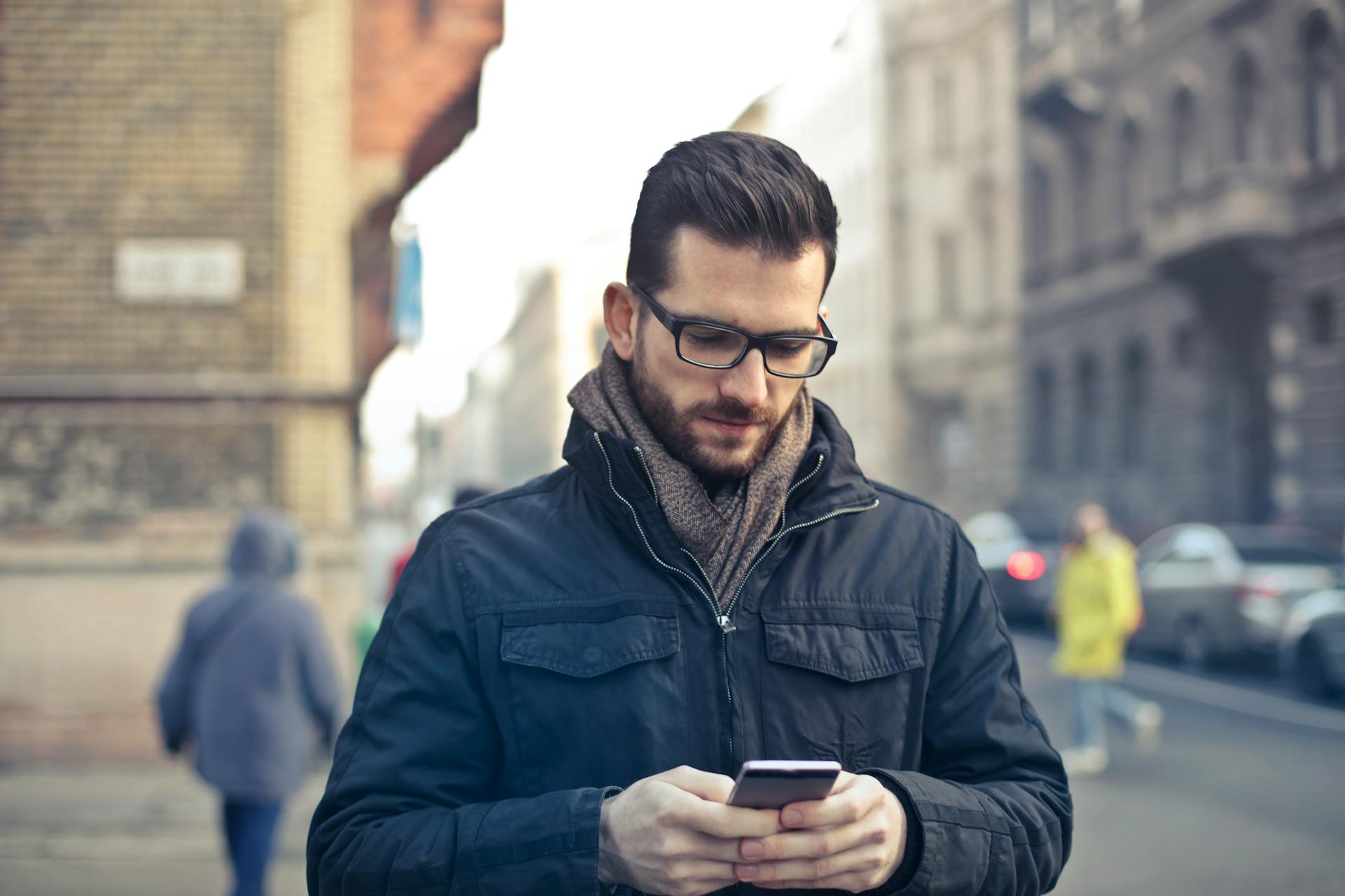 Ein Mann beschäftigt mit seinem Telefon | Quelle: Pexels