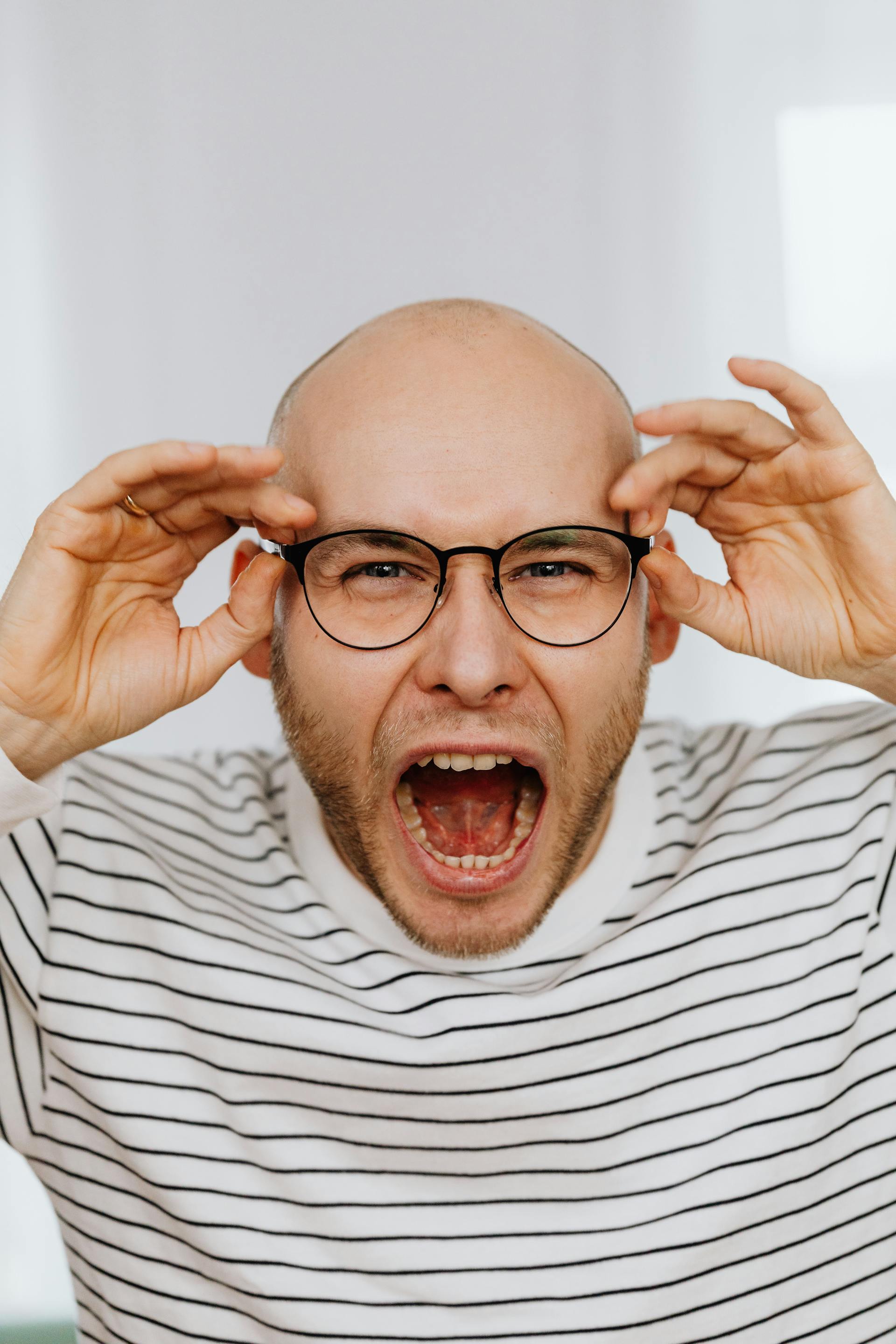 Ein wütender Mann, der schreit | Quelle: Pexels