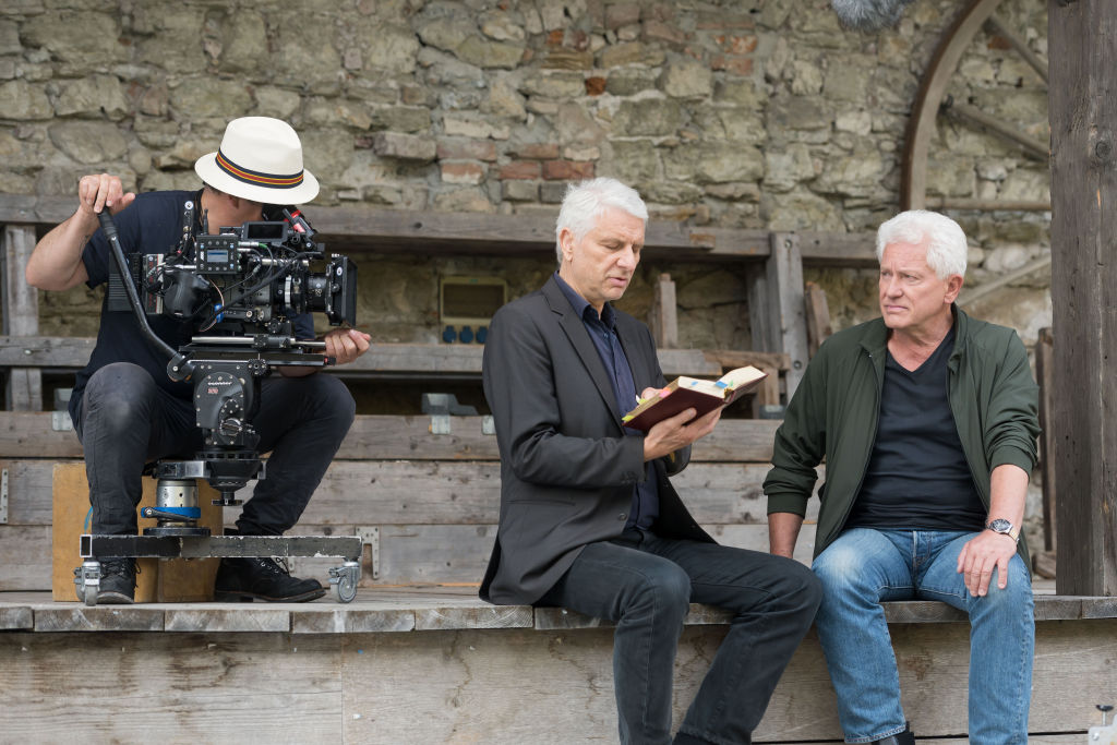 20. Juli 2021, Bayern, Oberaudorf: Die Schauspieler Udo Wachtveitl (links, als Franz Leitmayr) und Miroslav Nemec (als Ivo Batic) während der Dreharbeiten zur Krimiserie „Wunder gibt es immer wieder“.  | Quelle: Getty Images