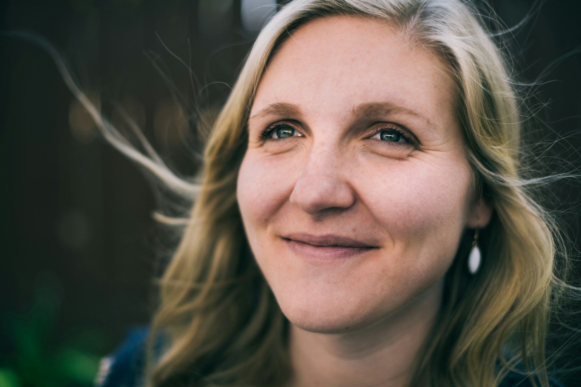 Eine Frau, die jemanden anlächelt | Quelle: Unsplash
