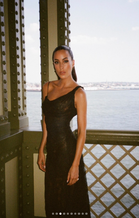 De Ramon zeigte einen genaueren Blick auf das schwarze Spitzenkleid, das sie bei der Hochzeit von Taylor Swift und Travis Kelce trug – mit seiner figurbetonten Silhouette und dem asymmetrischen Ausschnitt, die auf einem Foto am Wasser zu sehen sind. Ihr Haar hatte sie zu einem glatten Pferdeschwanz zusammengebunden, was den Look für die Zeremonie abrundete. | Quelle: Instagram/lauriezanoletti