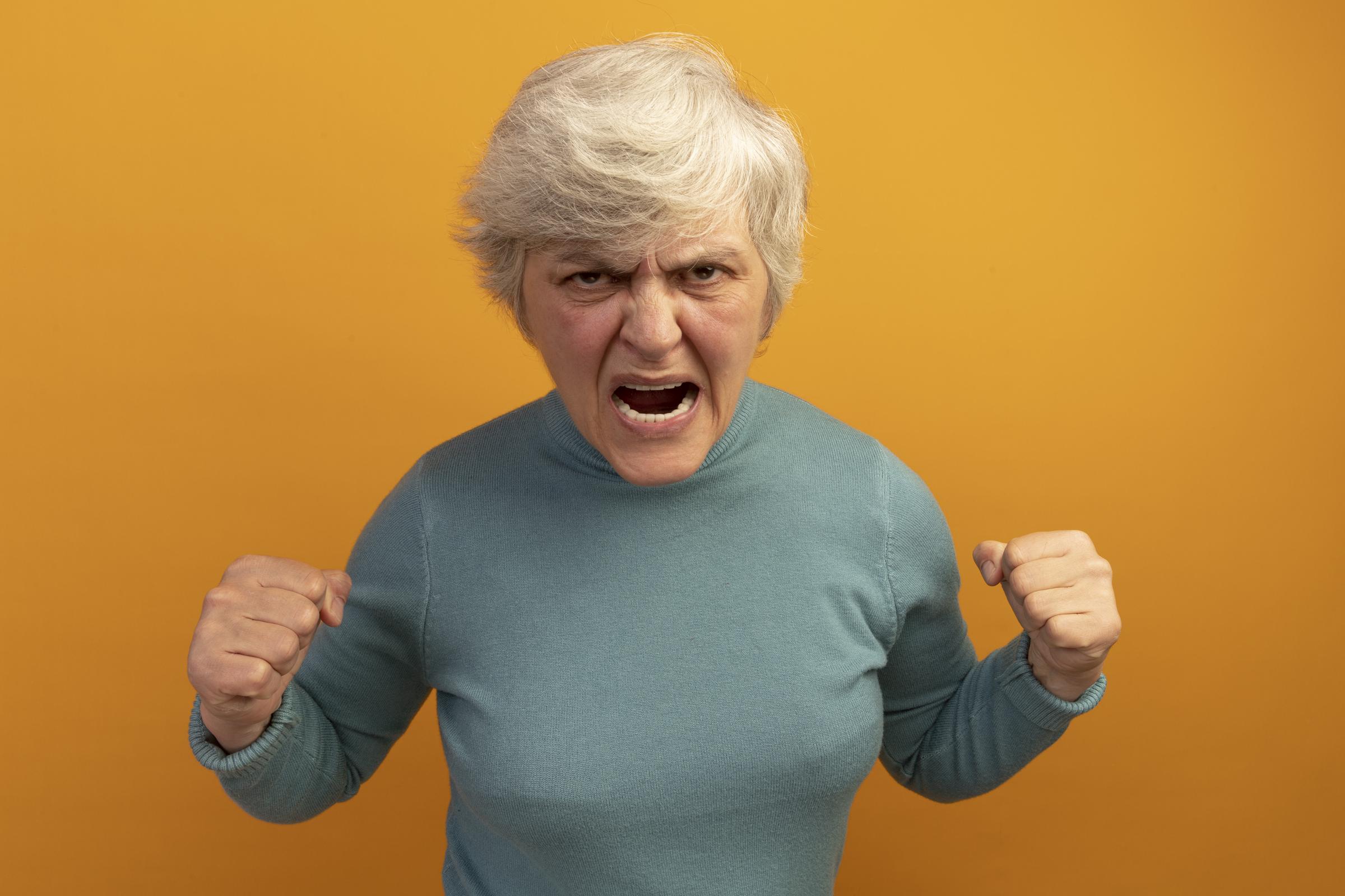 Eine wütende Frau, die schreit | Quelle: Freepik