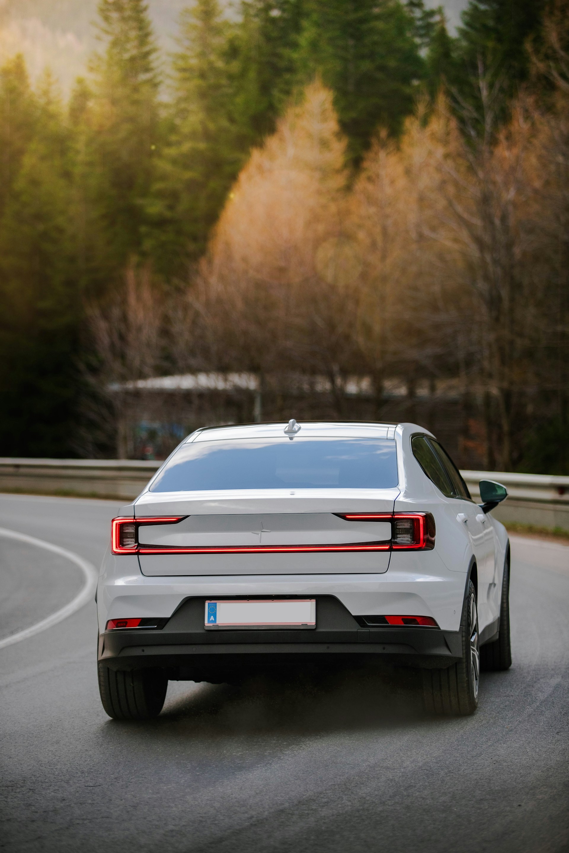 Ein Auto auf der Straße | Quelle: Unsplash