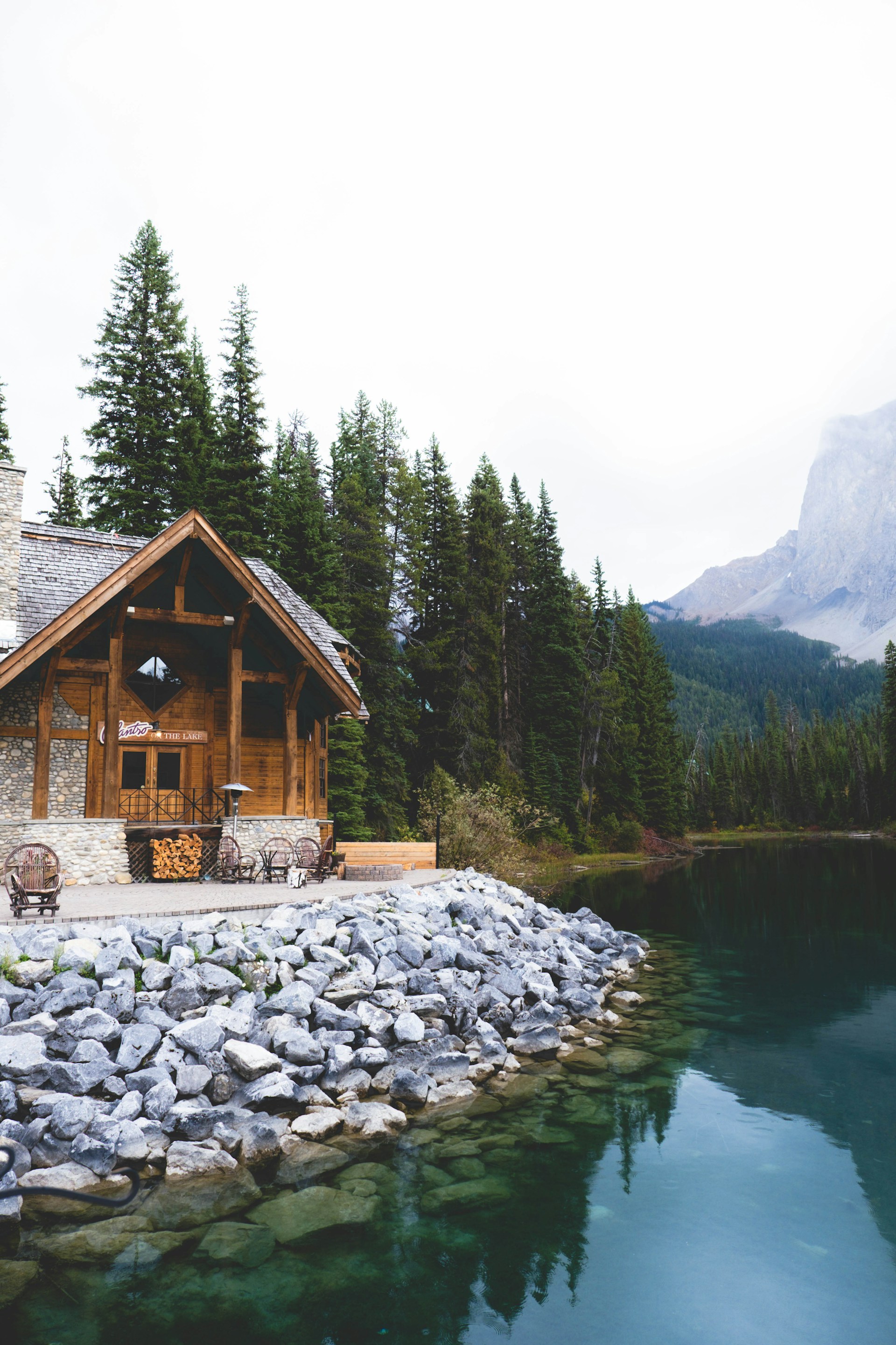 Eine Hütte am See | Quelle: Unsplash