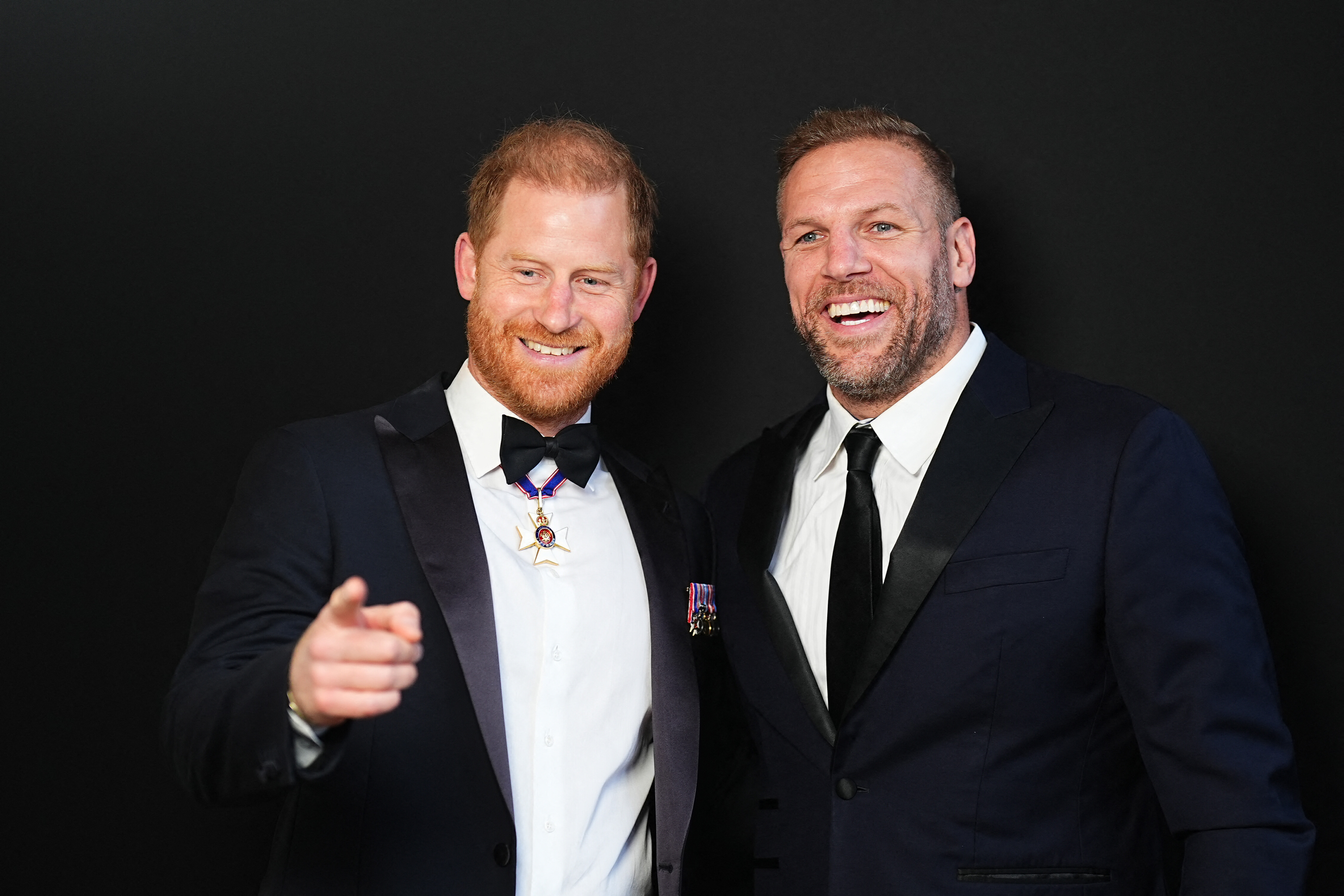 Prinz Harry, Herzog von Sussex, posiert mit James Haskell bei der ersten Verleihung der Invictus Spirit Awards im Old Royal Naval College in Greenwich, im Südosten Londons, am 17. September 2026. | Quelle: Getty Images