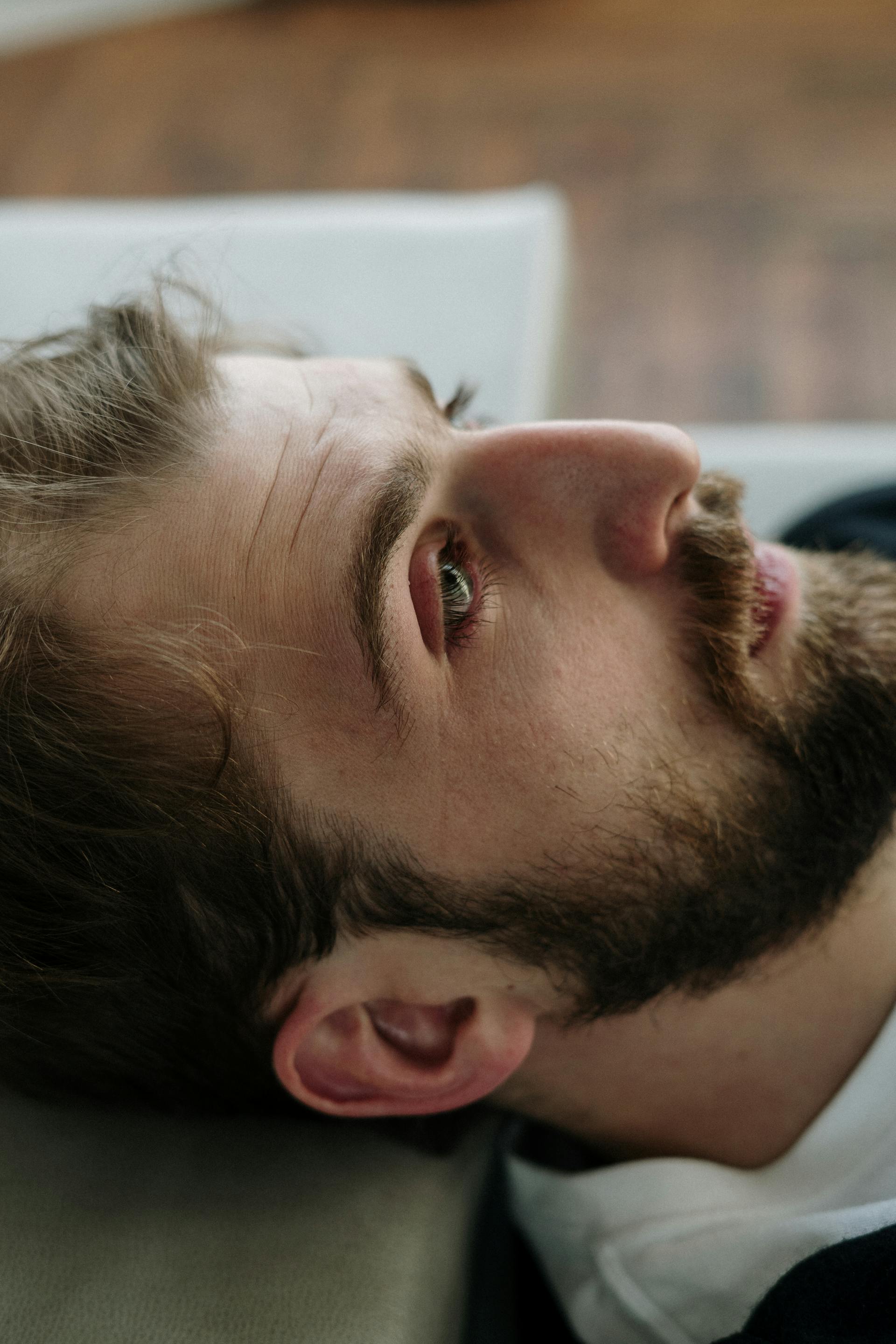 Ein schockierter Mann | Quelle: Pexels