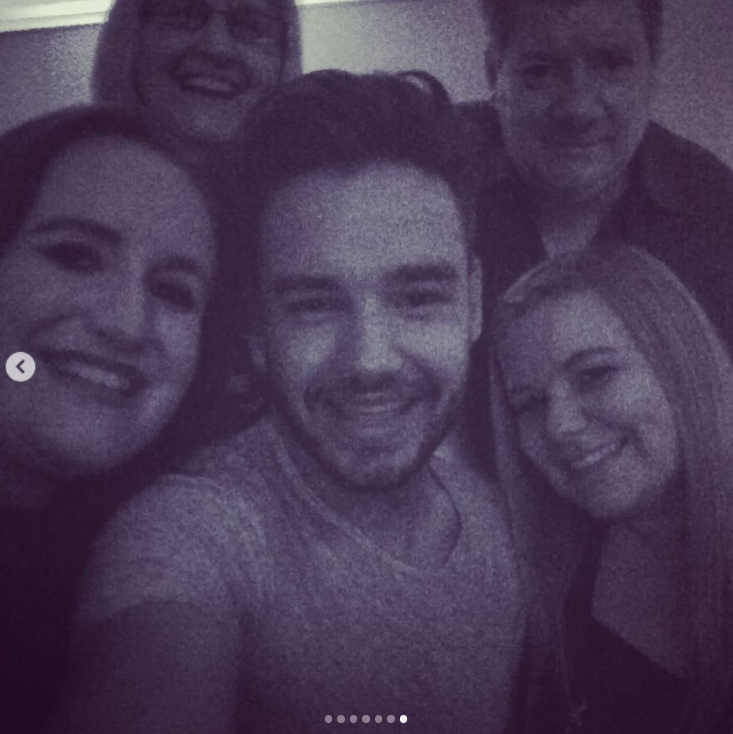 Liam Payne lächelt mit Familienmitgliedern während eines lockeren Treffens. | Quelle: Instagram/@np2788