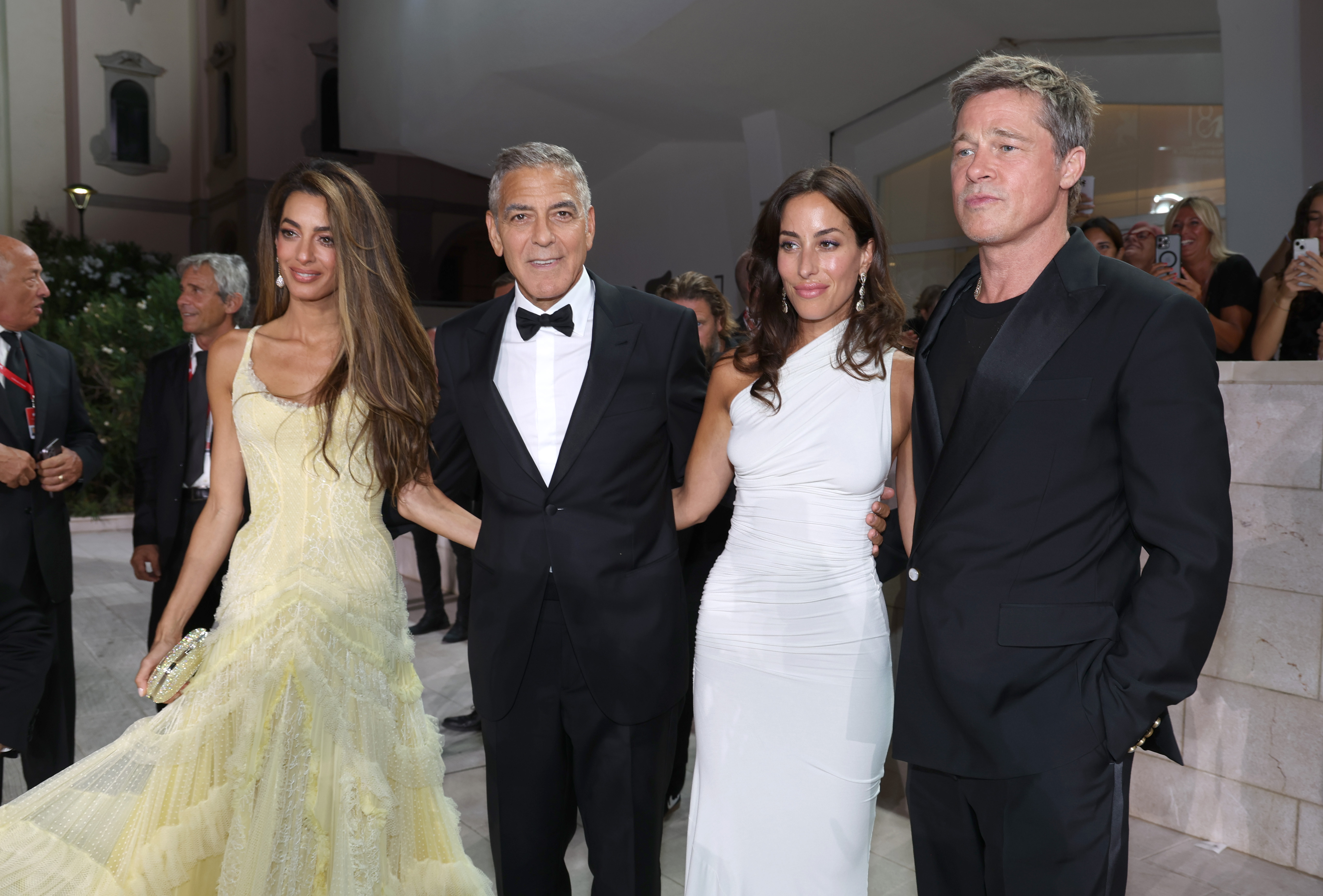 Amal und George Clooney, Ines de Ramon und Brad Pitt posieren zusammen auf dem roten Teppich bei den 81. Internationalen Filmfestspielen von Venedig am 1. September 2024 | Quelle: Getty Images