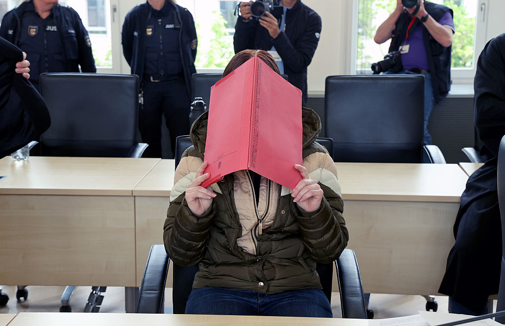21. Mai 2026, Mecklenburg-Vorpommern, Rostock: Der Angeklagte wartet im Gerichtssaal des Landgerichts auf die Fortsetzung des Mordprozesses im Fall Fabian. | Quelle: Getty Images