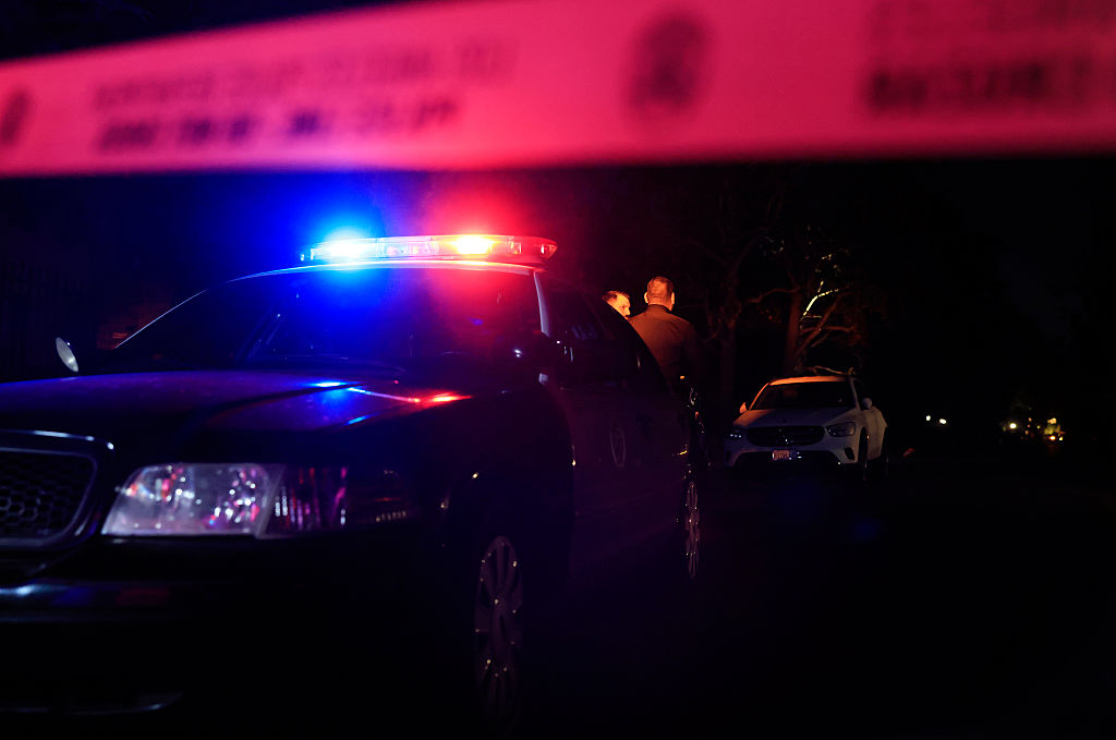 Beamte der LAPD stehen Wache, während die Polizei zwei Personen untersucht, die am 14. Dezember 2025 in Rob Reiners Haus in Brentwood, Kalifornien, tot aufgefunden wurden | Quelle: Getty Images