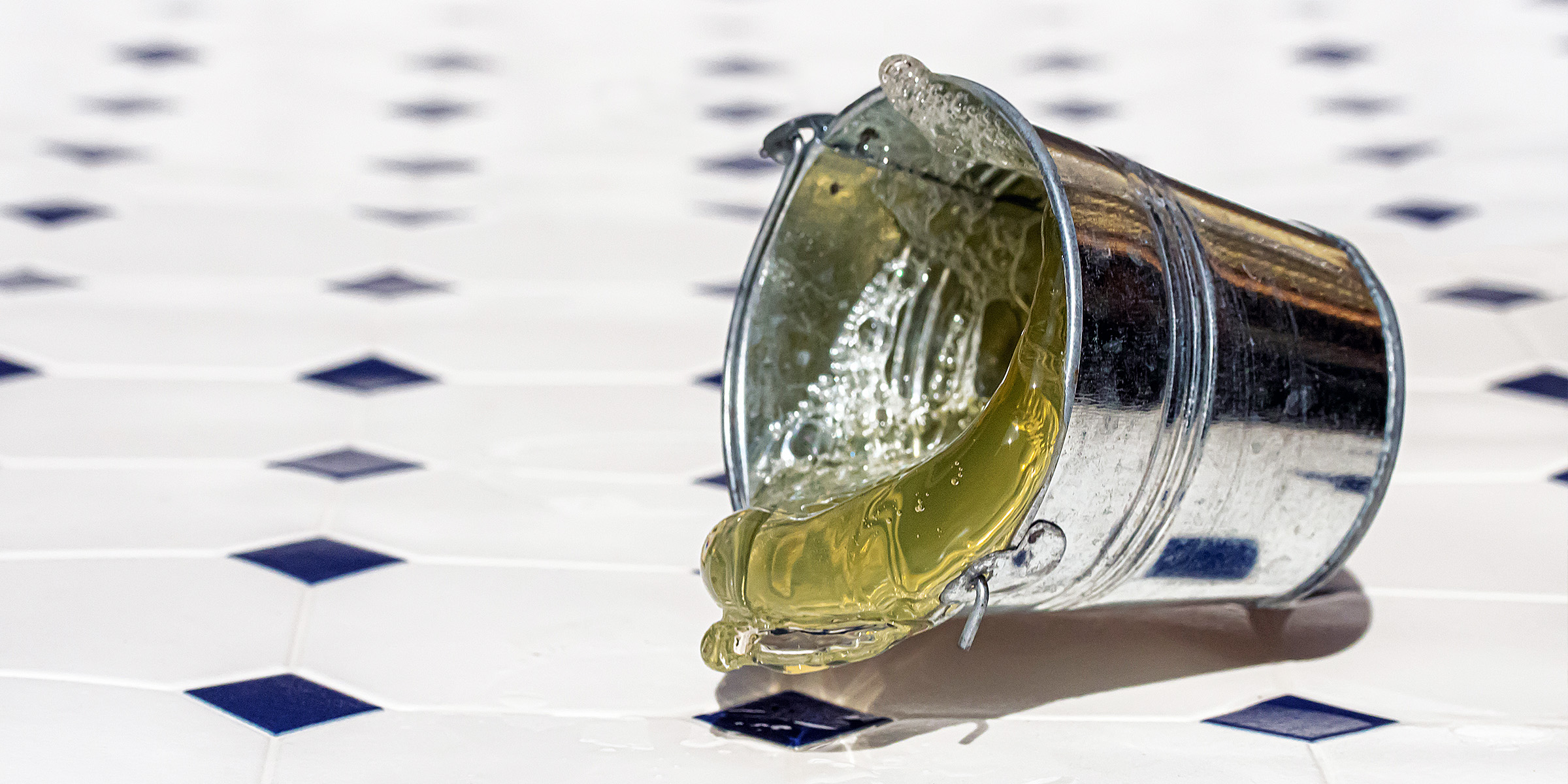 Ein silberner Eimer auf dem Boden eines Supermarktes | Quelle: Shutterstock