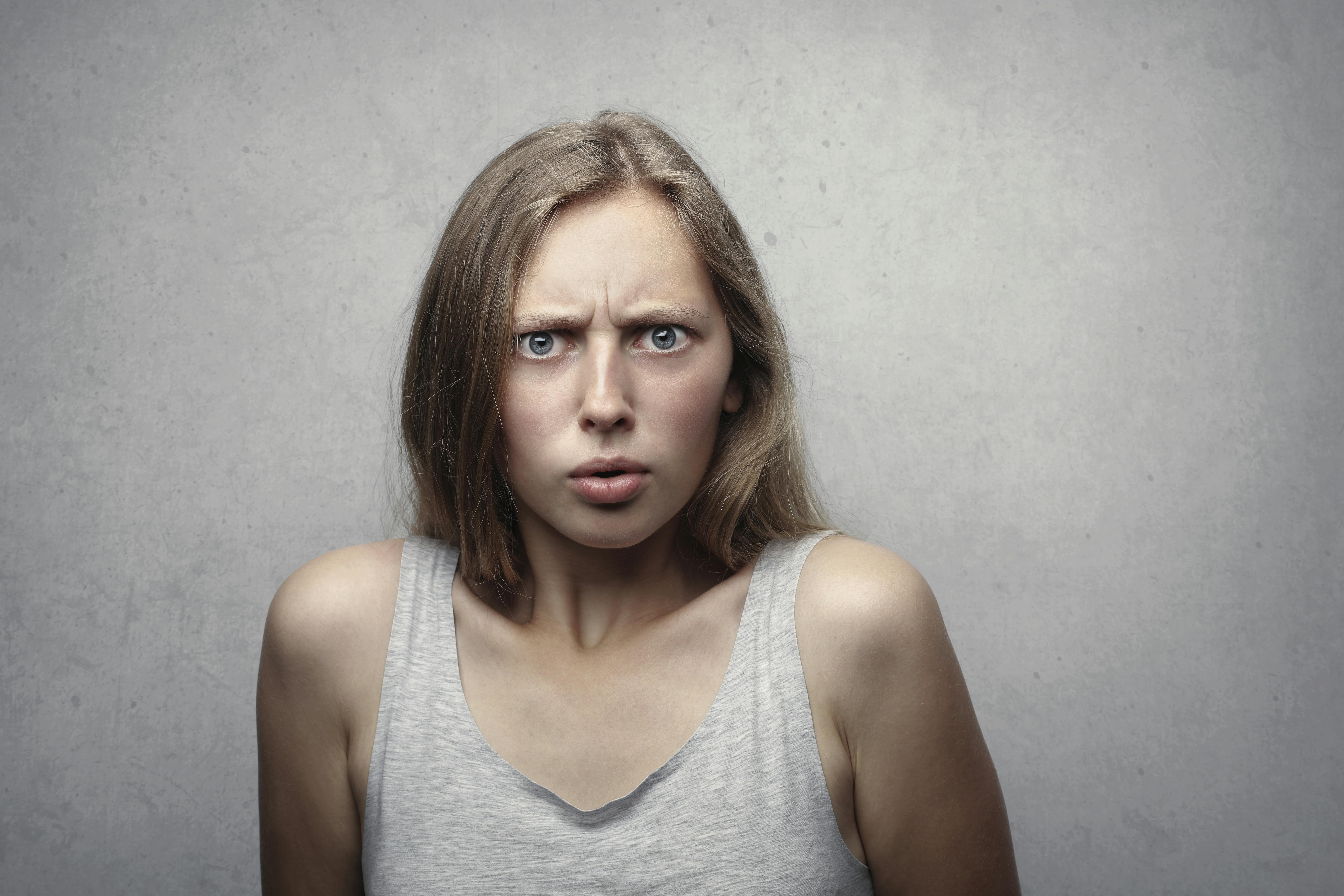 Eine verwirrte Frau, die die Stirn runzelt | Quelle: Pexels