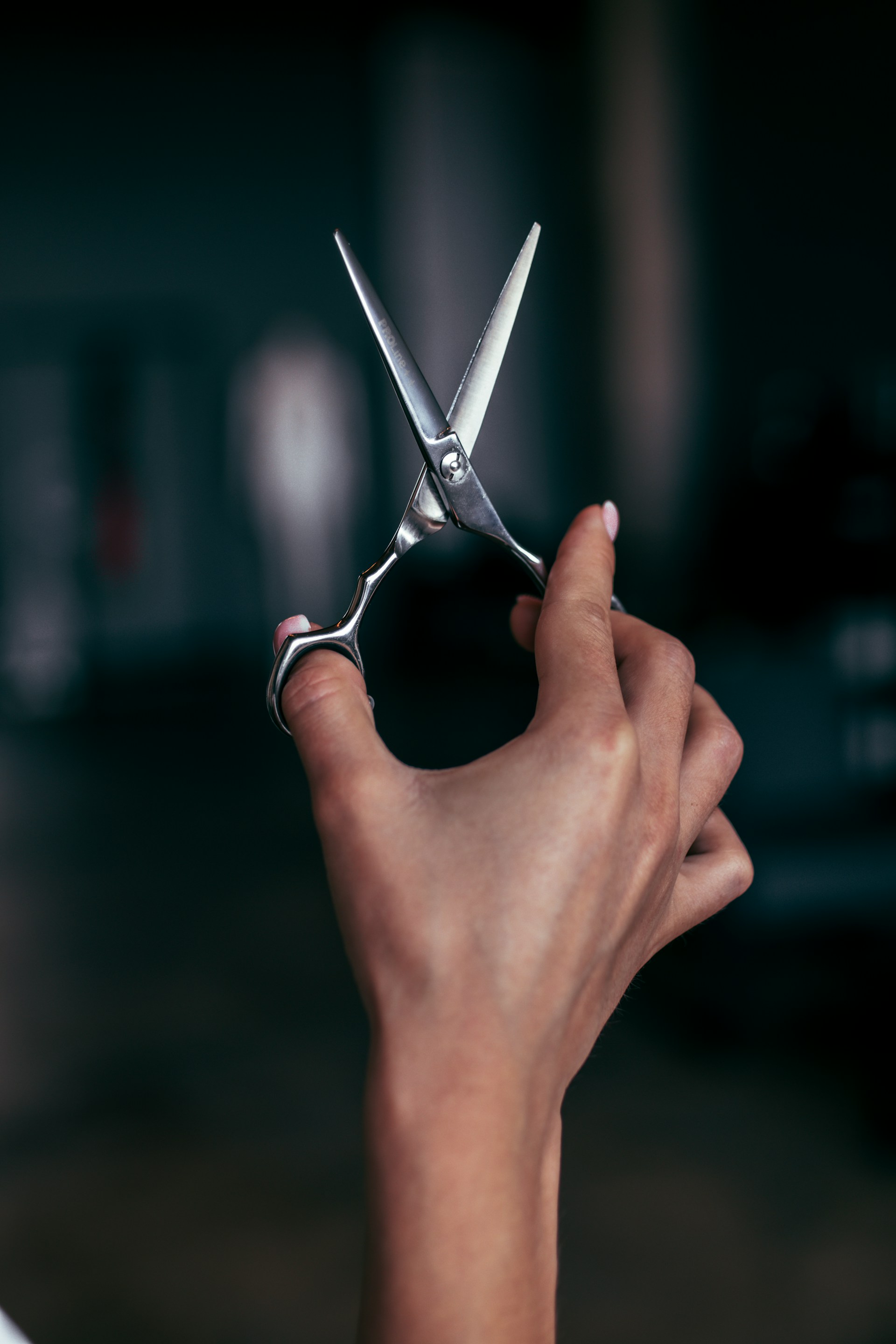 Eine Frau hält eine Schere in der Hand | Quelle: Unsplash