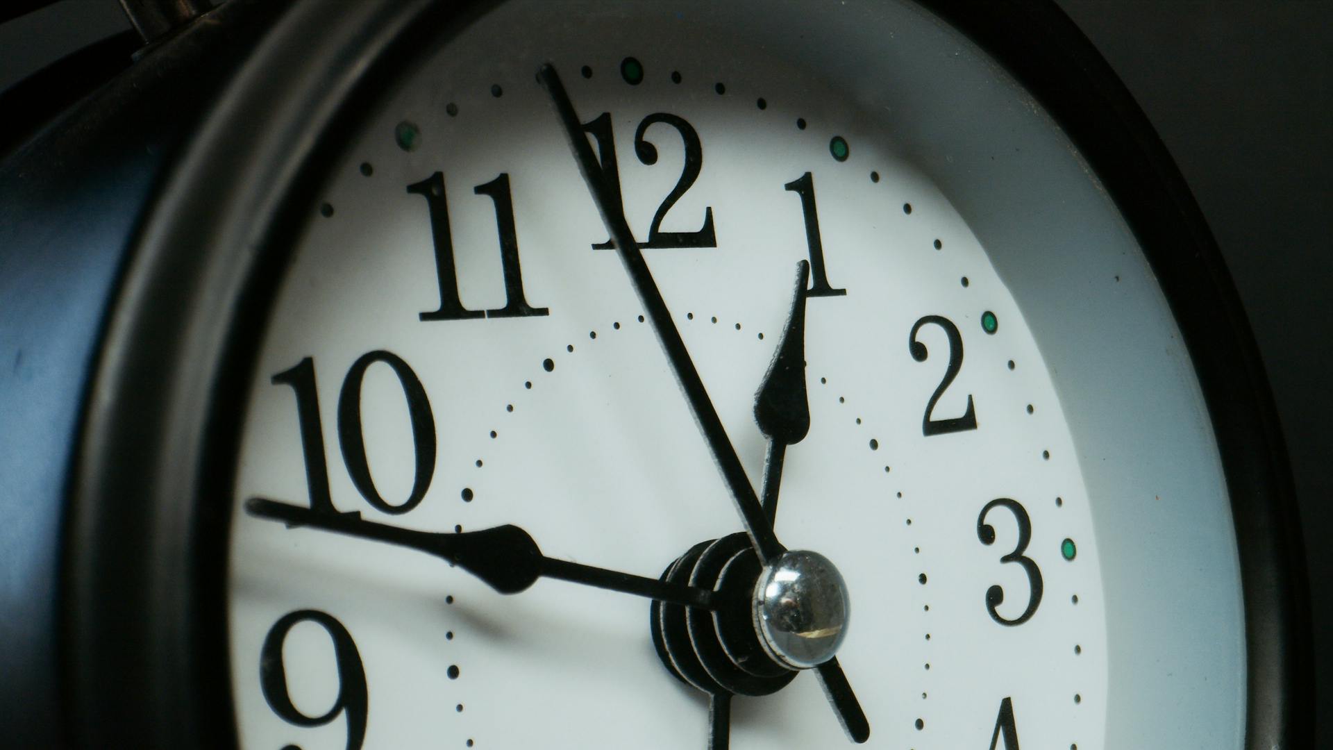 Eine Nahaufnahme einer analogen Uhr | Quelle: Pexels