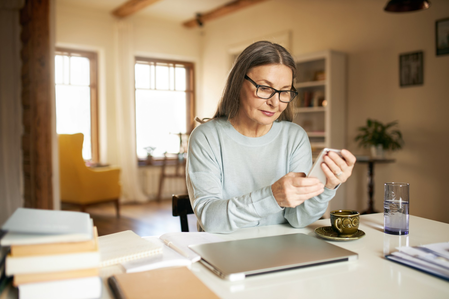 Eine besorgte ältere Frau, die ihr Telefon hält | Quelle: Freepik