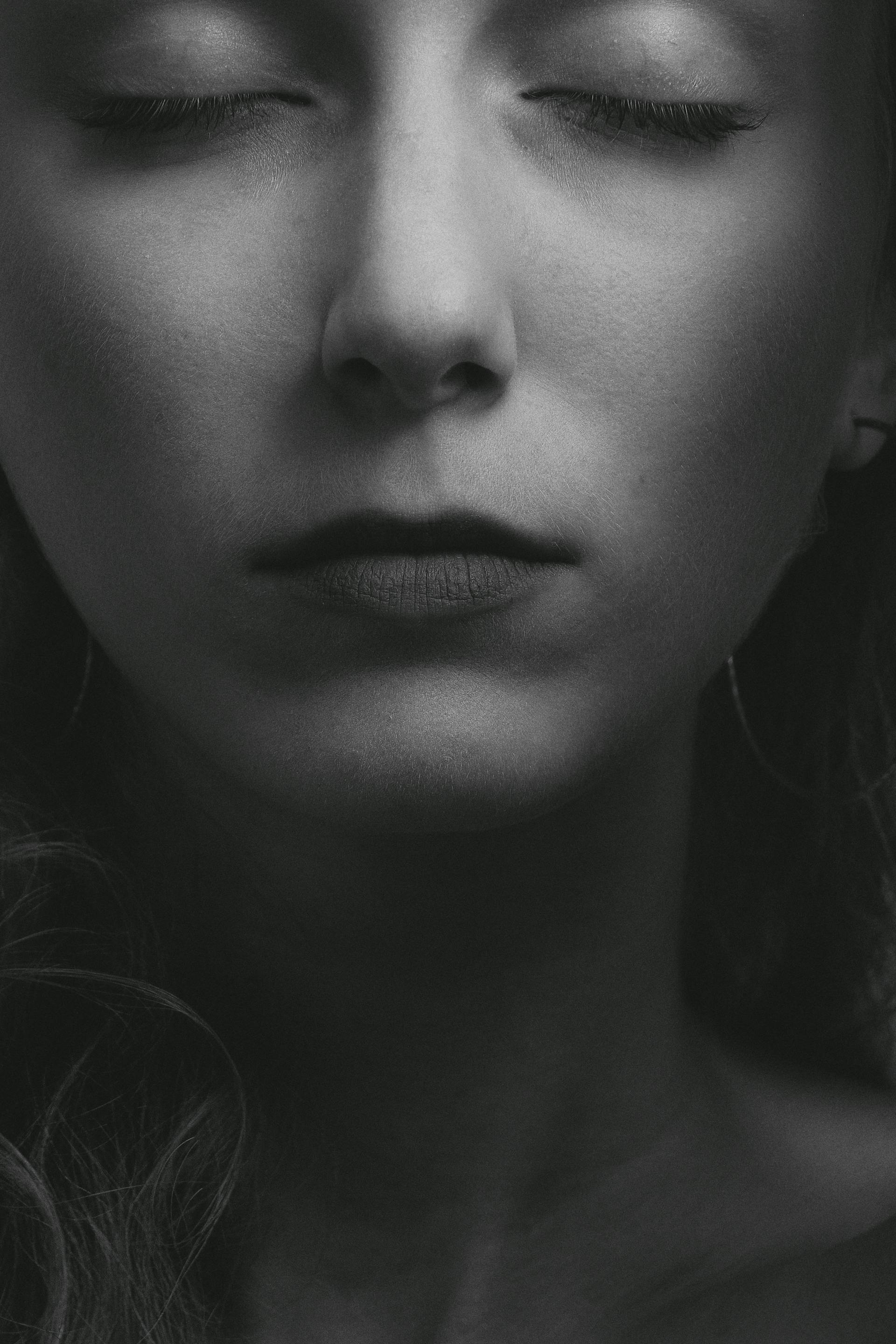 Ein Graustufenfoto vom Gesicht einer Frau | Quelle: Pexels