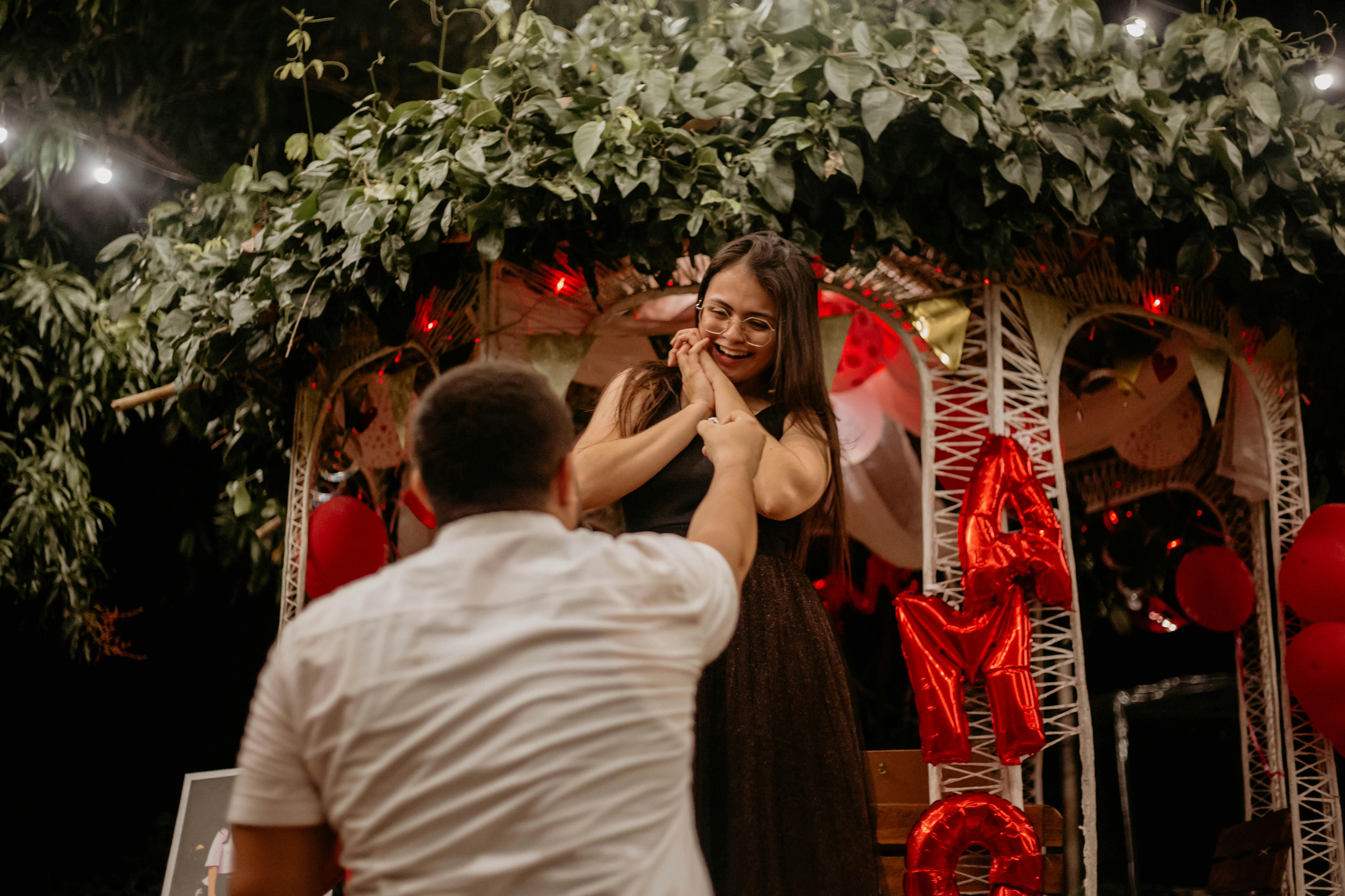 Ein Mann macht einer Frau einen Heiratsantrag | Quelle: Pexels