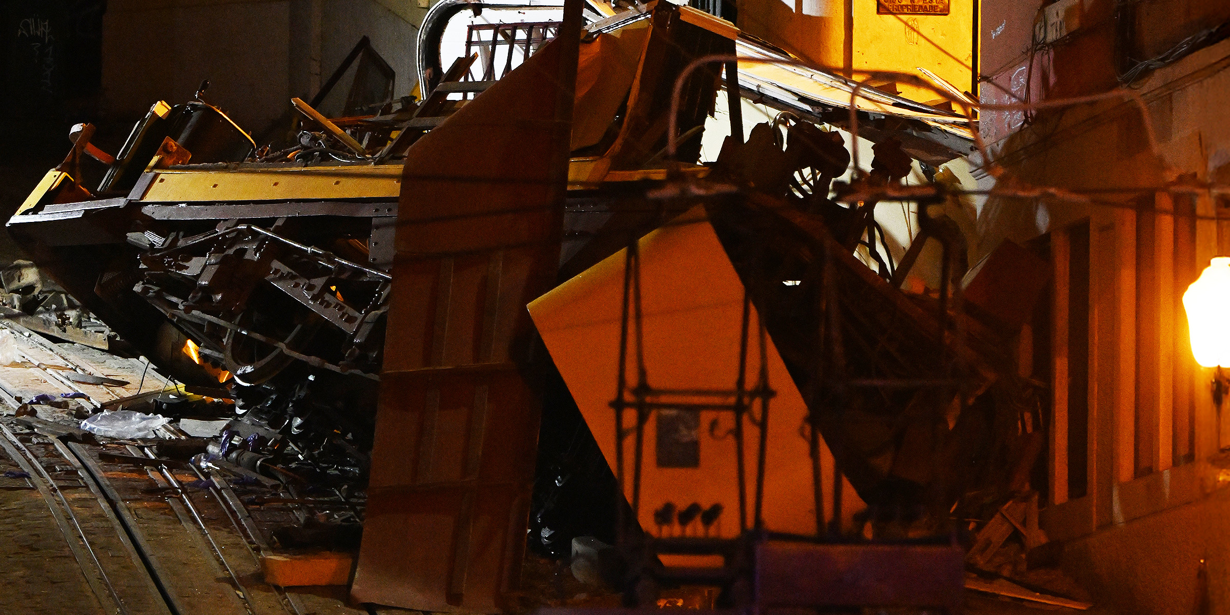 Rettungskräfte und Feuerwehrleute arbeiten am Tatort nach der Entgleisung der Gloria-Seilbahn in Lissabon, Portugal, 03. September 2025 | Quelle: Getty Images