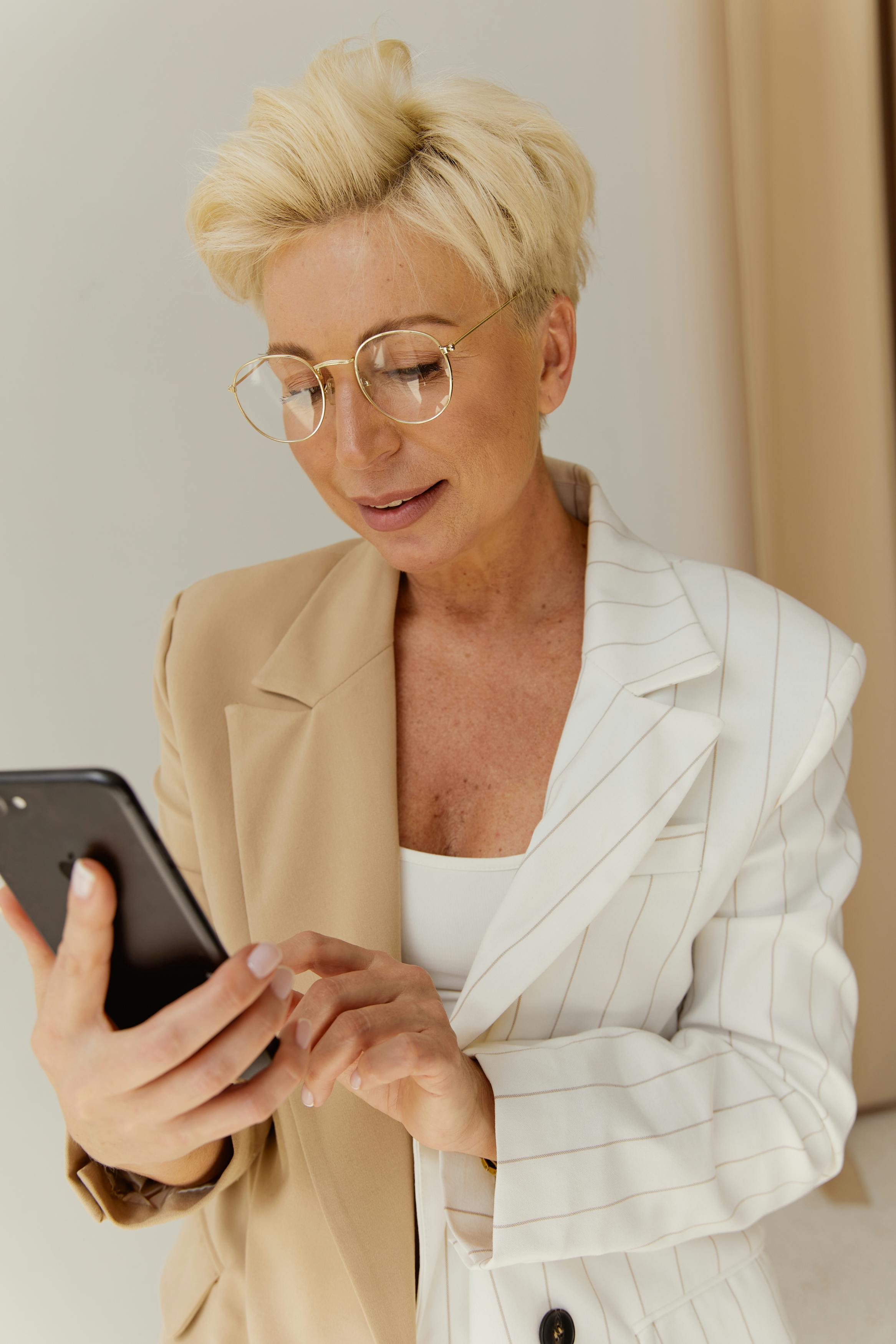Eine Frau, die ihr Telefon benutzt | Quelle: Pexels