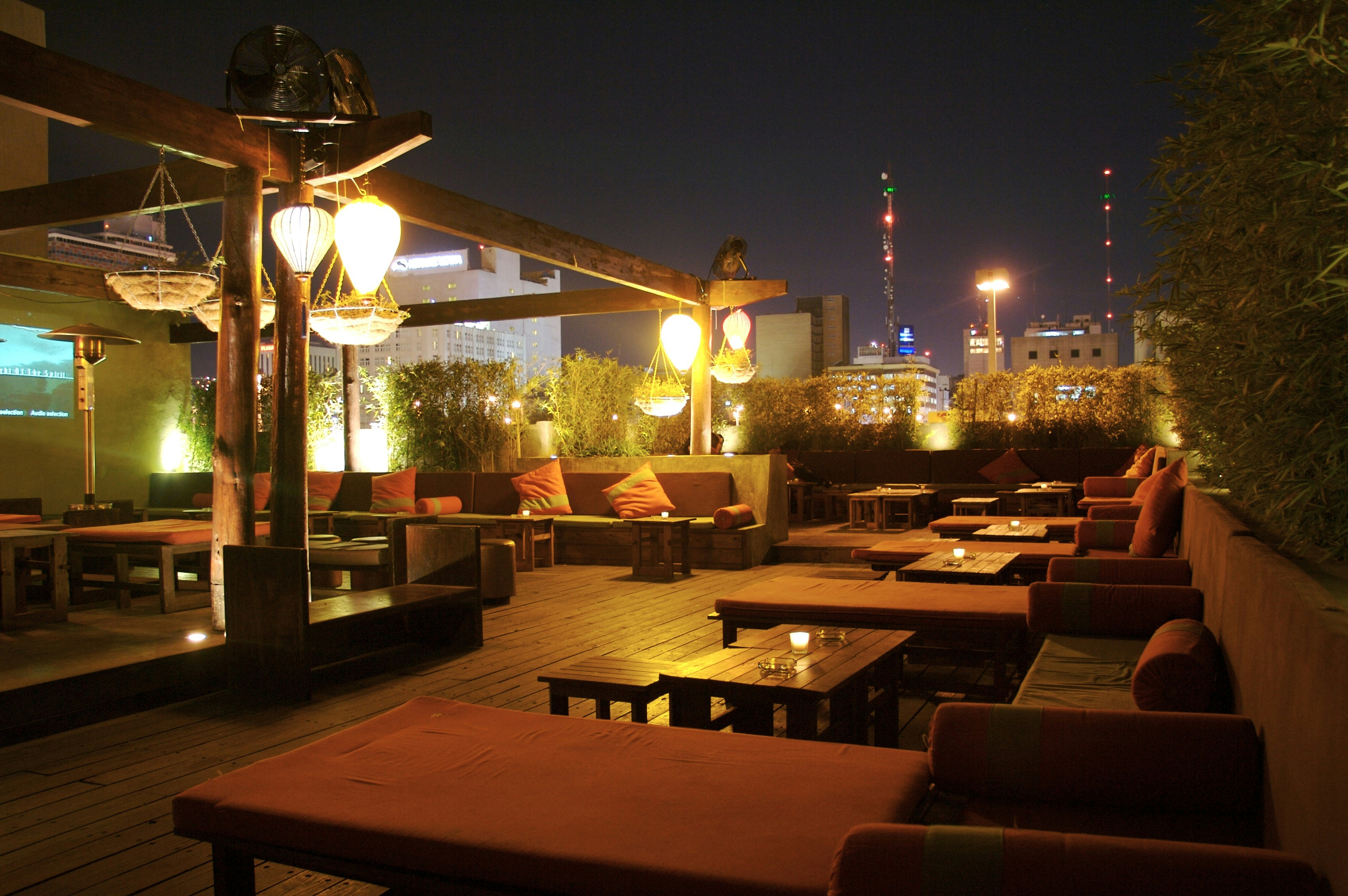 Ein Restaurant mit Dachterrasse | Quelle: Unsplash